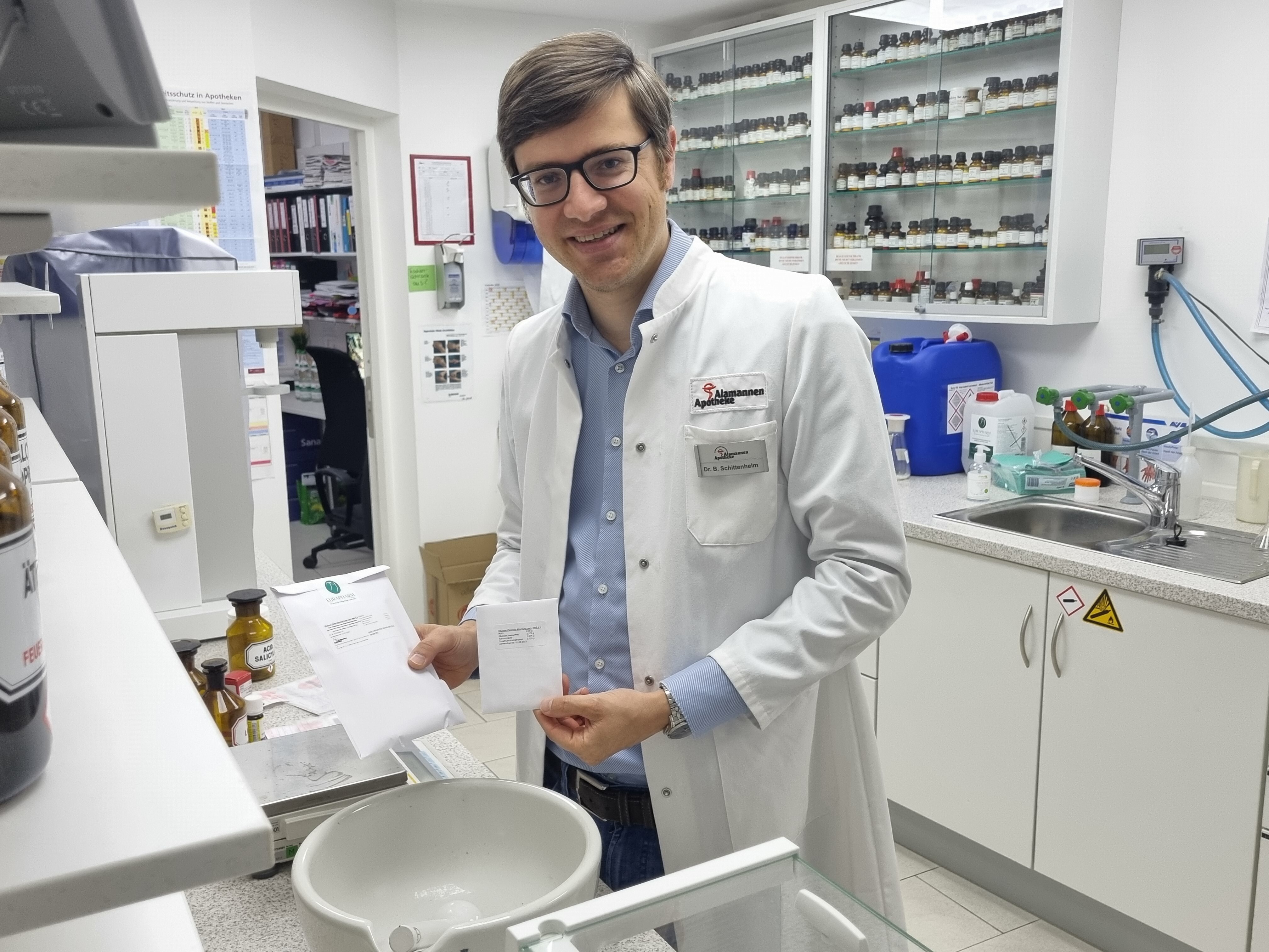 Der Holzgerlinger Apotheker Dr. Björn Schittenhelm macht aus der Not eine Tugend: Weil Medikamente gegen Durchfallerkrankungen oder Kinderfieberäfte zurzeit nicht geliefert werden, stellt er sie in seinem Labor vorübergehend selbst her. Bild: Hamann