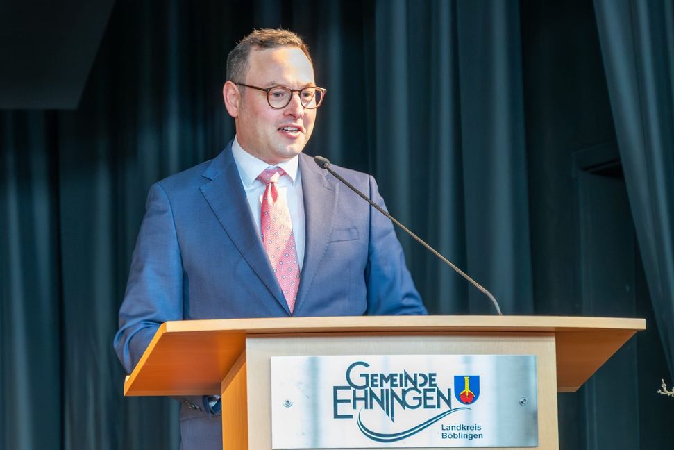 Bürgermeister Lukas Rosengrün am Rednerpult beim Neujahrsempfang.