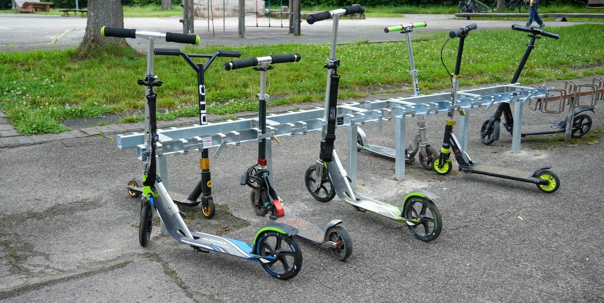 Schüler können ihre Roller mit einem Vorhängeschloss sichern.