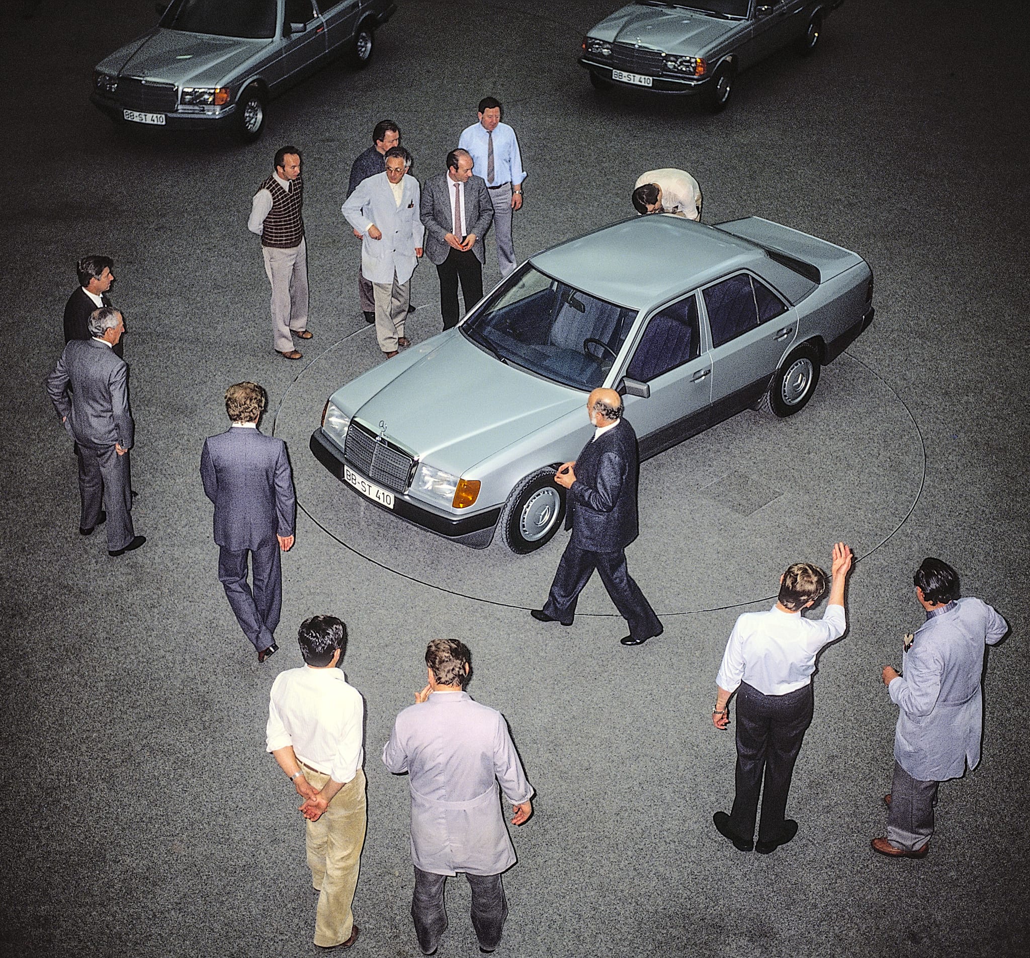 Ein Fotoaus dem Jahr 1984: Die Mercedes-Benz Limousine der Baureihe 124 in der Designentwicklung. Direkt am Fahrzeug vorne links: Der damalige Mercedes-Benz Chefdesigner Bruno Sacco.
