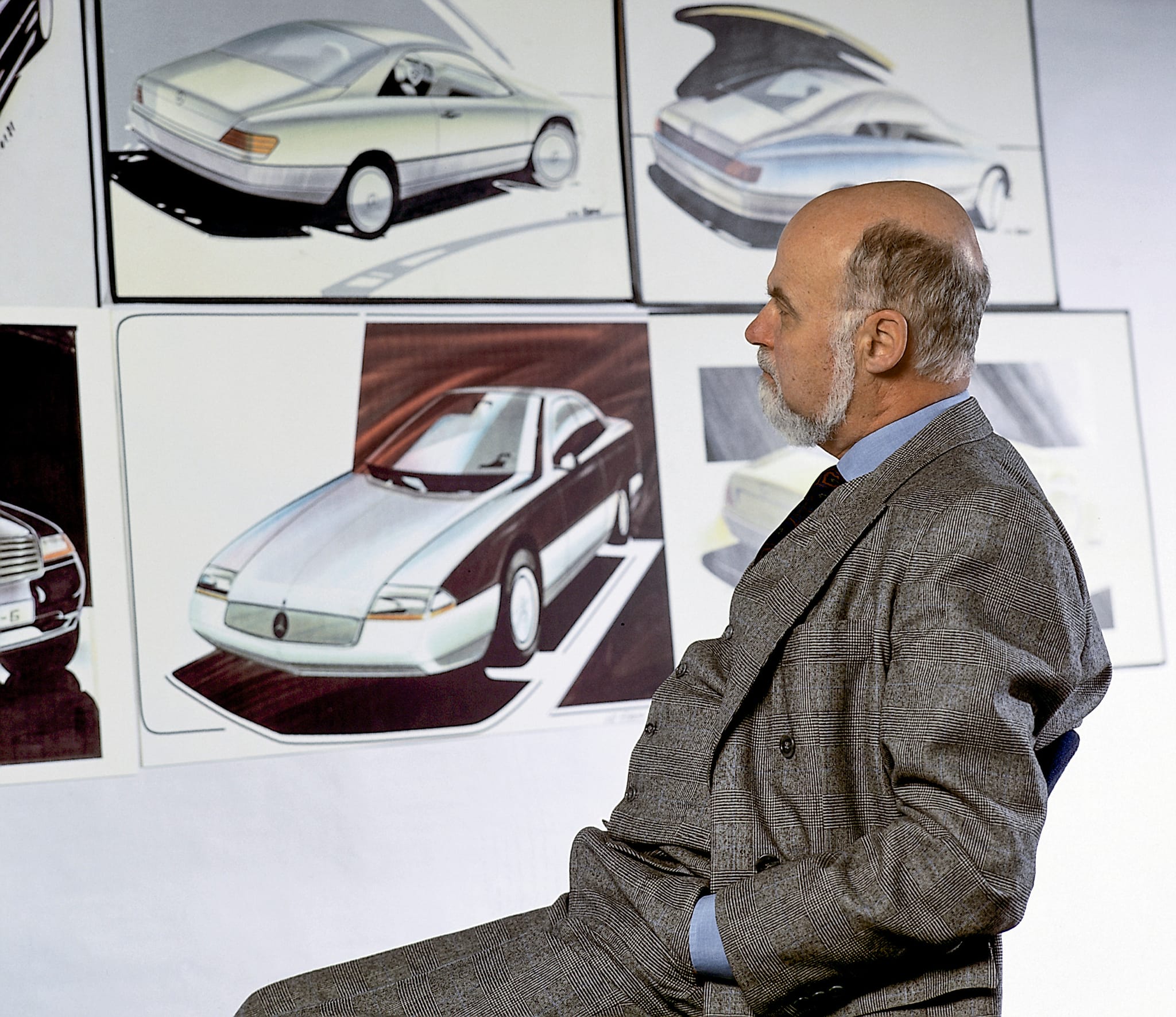 Bruno Sacco vor Designentwürfen für ein Mercedes-Benz Coupé.
