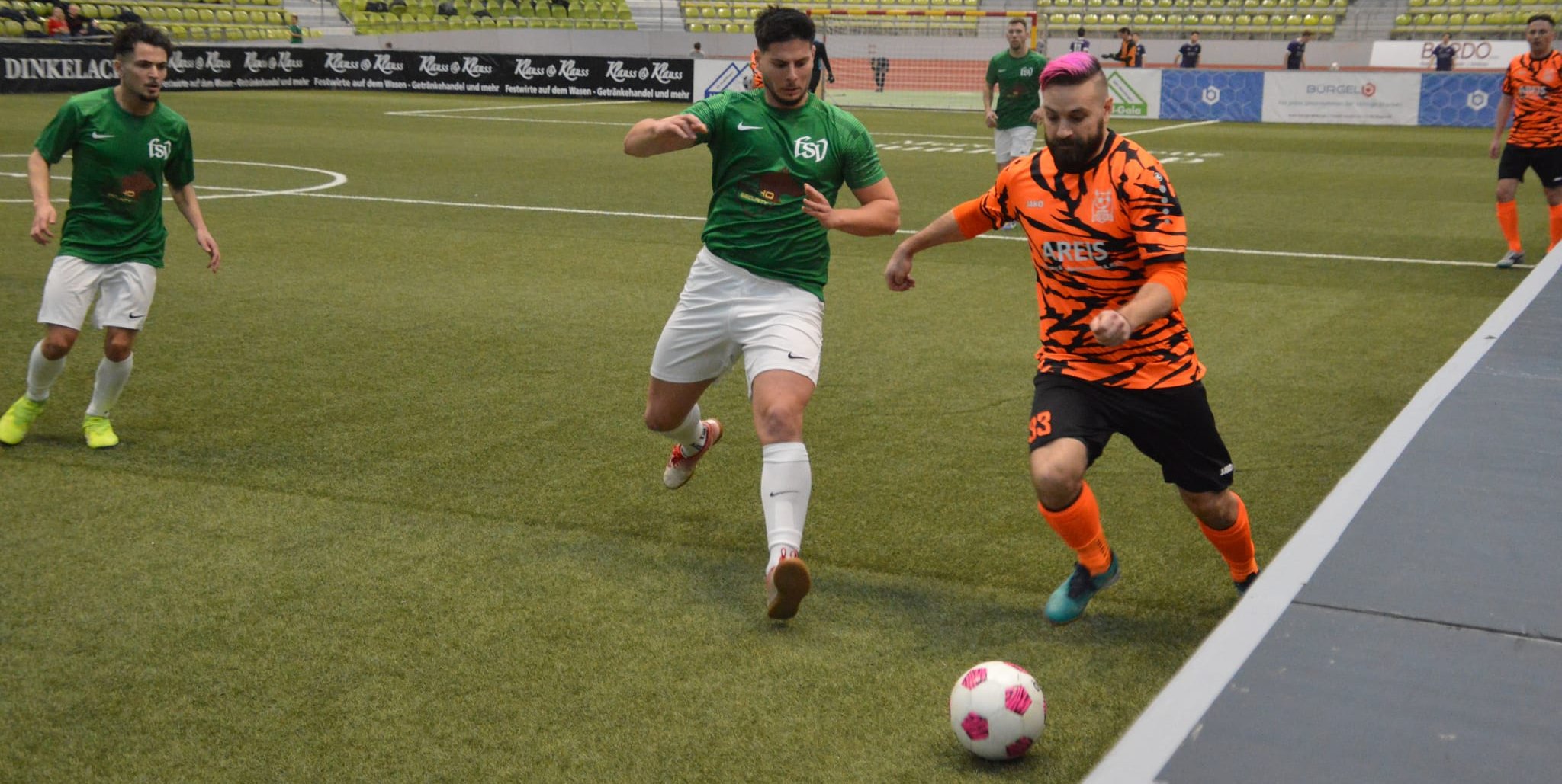 Der Ex-Maichinger Andreas Klauß und die Orange Devils Schönaich waren einmal mehr ein gern gesehener Farbtupfer bei der Hallenfußball-Gala, jedoch ereilte das Team aus der Freizeitliga bereits nach drei Spielen das Turnier-Aus.