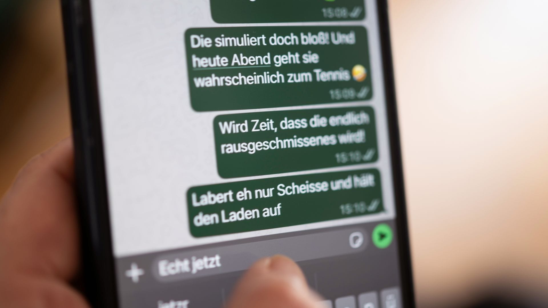Im Netz und im realen Leben - oft am Arbeitsplatz - wird laut Studie zunehmend schikaniert, diffamiert, beleidigt. (Symbolbild)