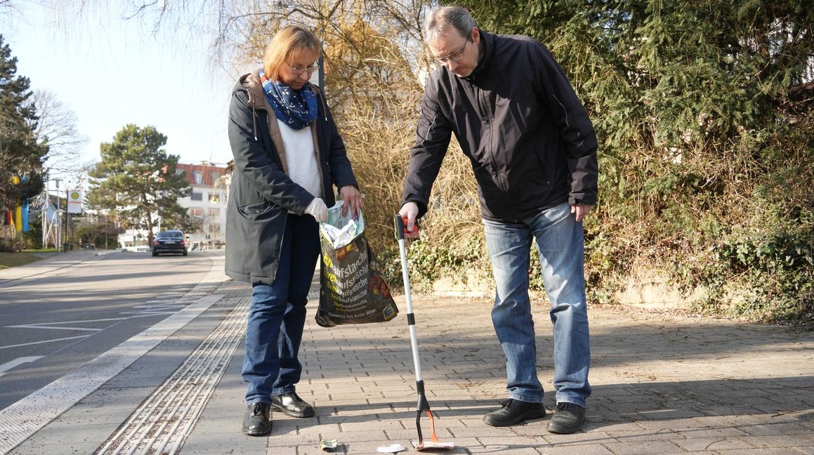 Tolle Sache: Beate und Udo Albrecht machen sauber.