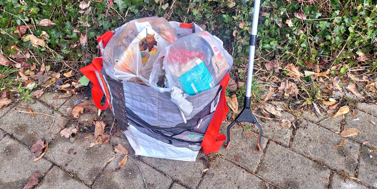 Eine gute Stunde nachdem Beate Albrecht angefangen hat zu sammeln, ist die Tüte voll.