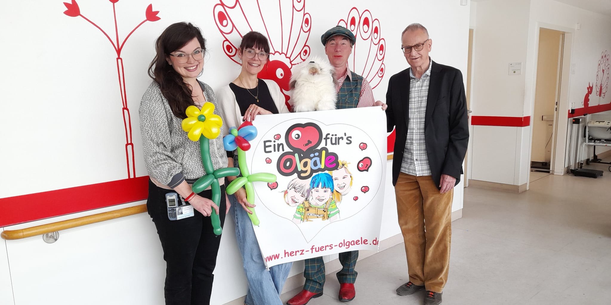 Verena Schäfer (Psychologin im Olgäle) Jasmin Gusbeth (Erzieherin) , Tilo Schoppe (Clown und Zauberkünstler) und Wolfgang Schindler (Mitglied im Freundeskreis der Aktion „Ein Herz fürs Olgäle“ ) freuen sich für die Kinder, dass die beiden Auftritte der Künstler etwas Abwechslung in den Stationsalltag brachten (von links).