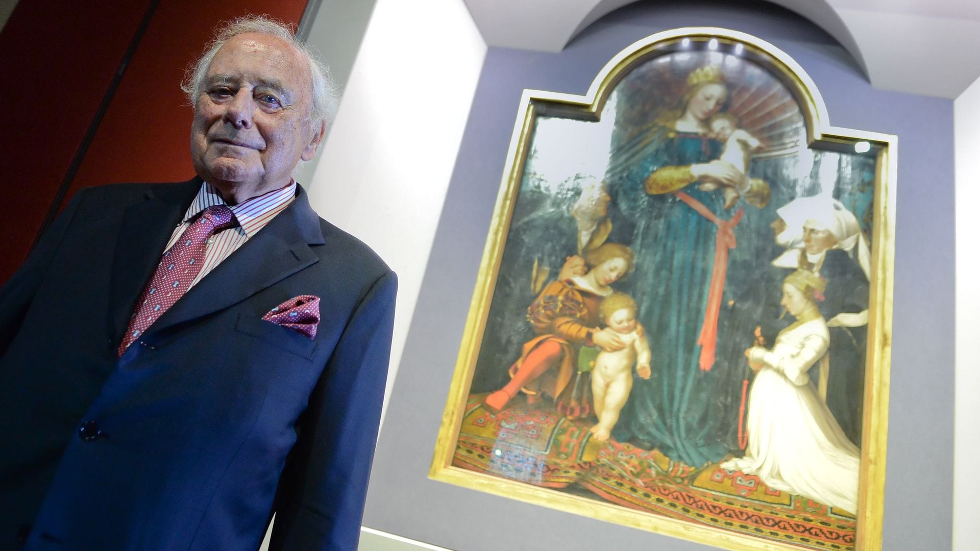 Würth ist auch Kunstsammler. Hier steht er vor dem Gemälde "Schutzmantelmadonna" von Hans Holbein, das in einem seiner Museen in Schwäbisch Hall zu sehen ist. (Archivbild)