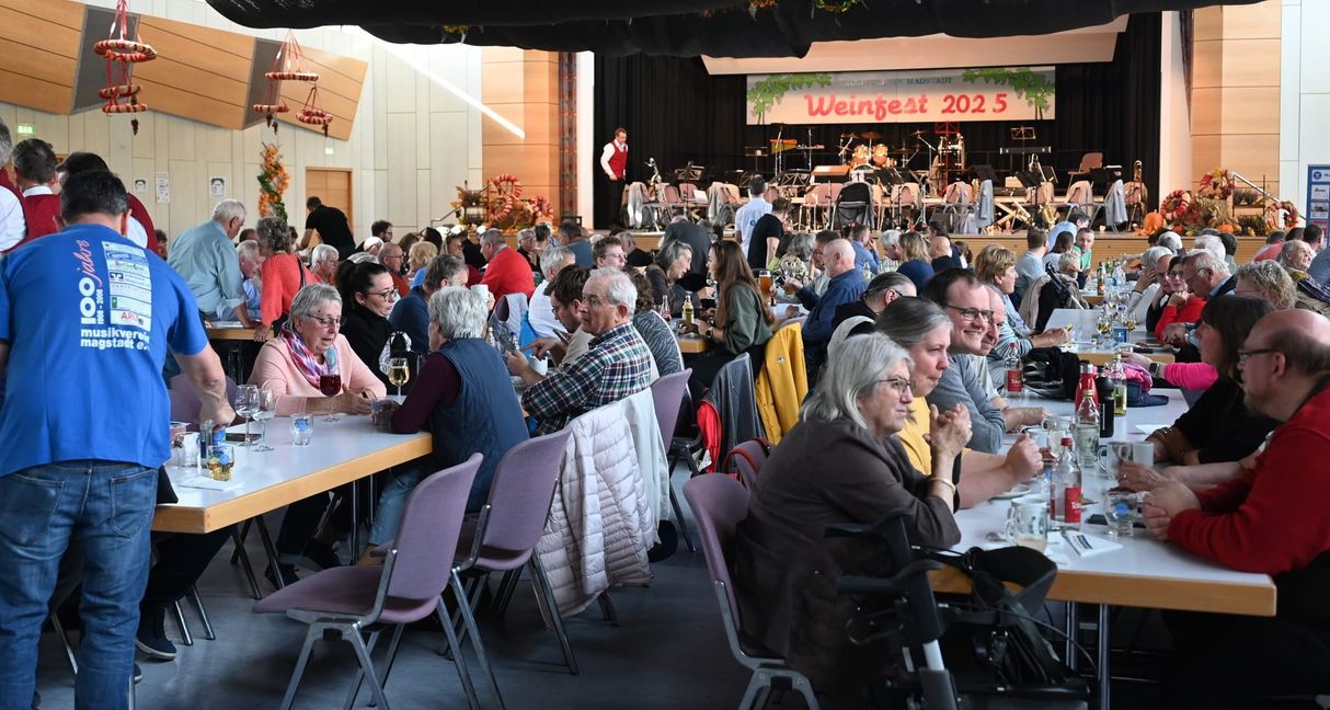 Volles Haus und gute Stimmung an beiden Tagen beim 38. Weinfest des Musikvereins Magstadt in der Festhalle.