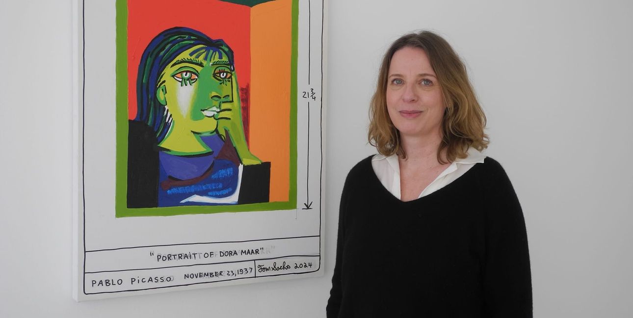 Dr. Svenja Frank vor einem Gemälde des US-Künstlers Tom Sachs.