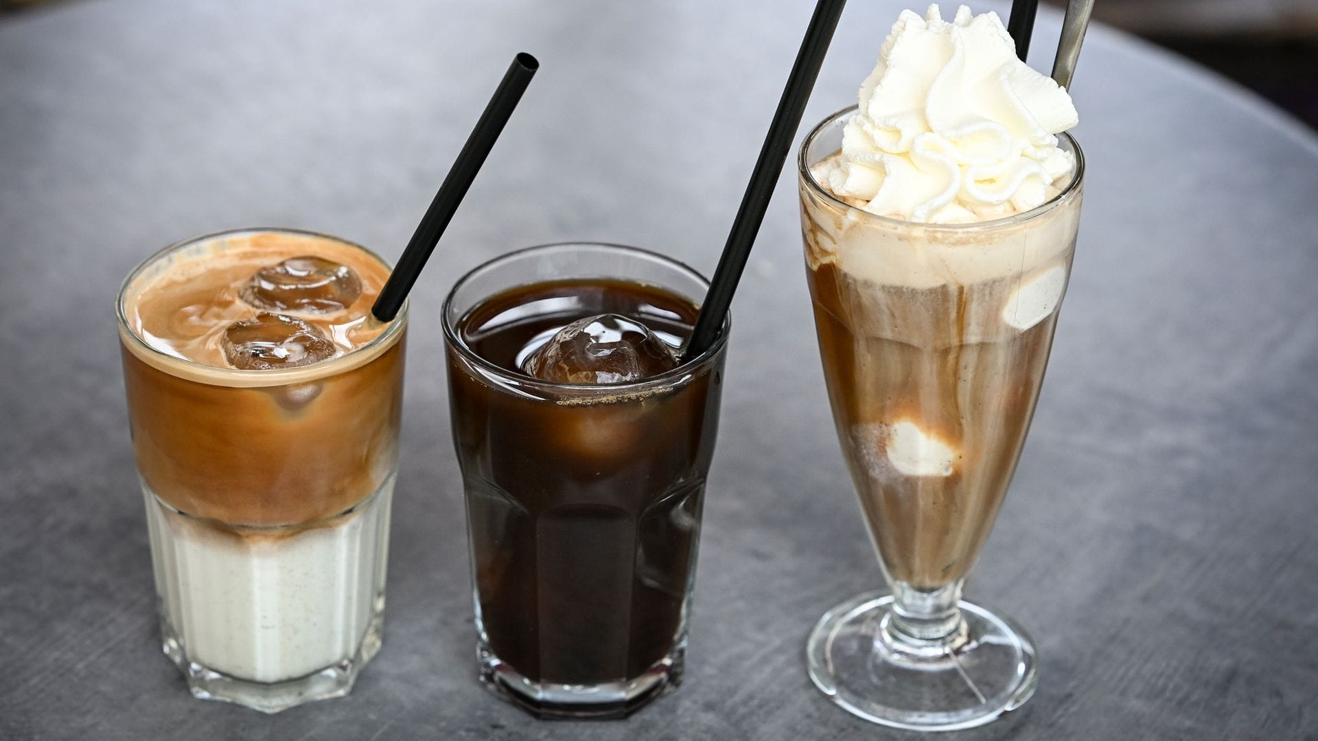 Iced Latte (also geeister Milchkaffee) und Iced Coffee sind puristischer als der sahnige Wiener Eiskaffee, der früher der Inbegriff von Eiskaffee in Deutschland war.