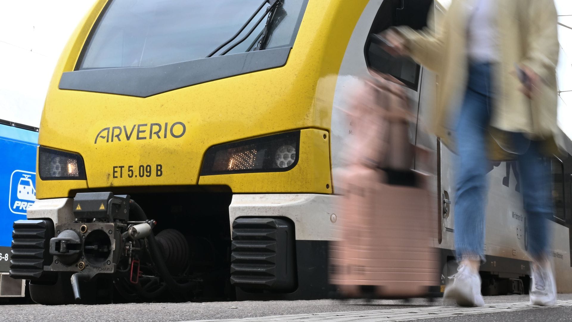 Ein Zug der Bahngesellschaft Arverio steht im Hauptbahnhof in Stuttgart (Archivbild).