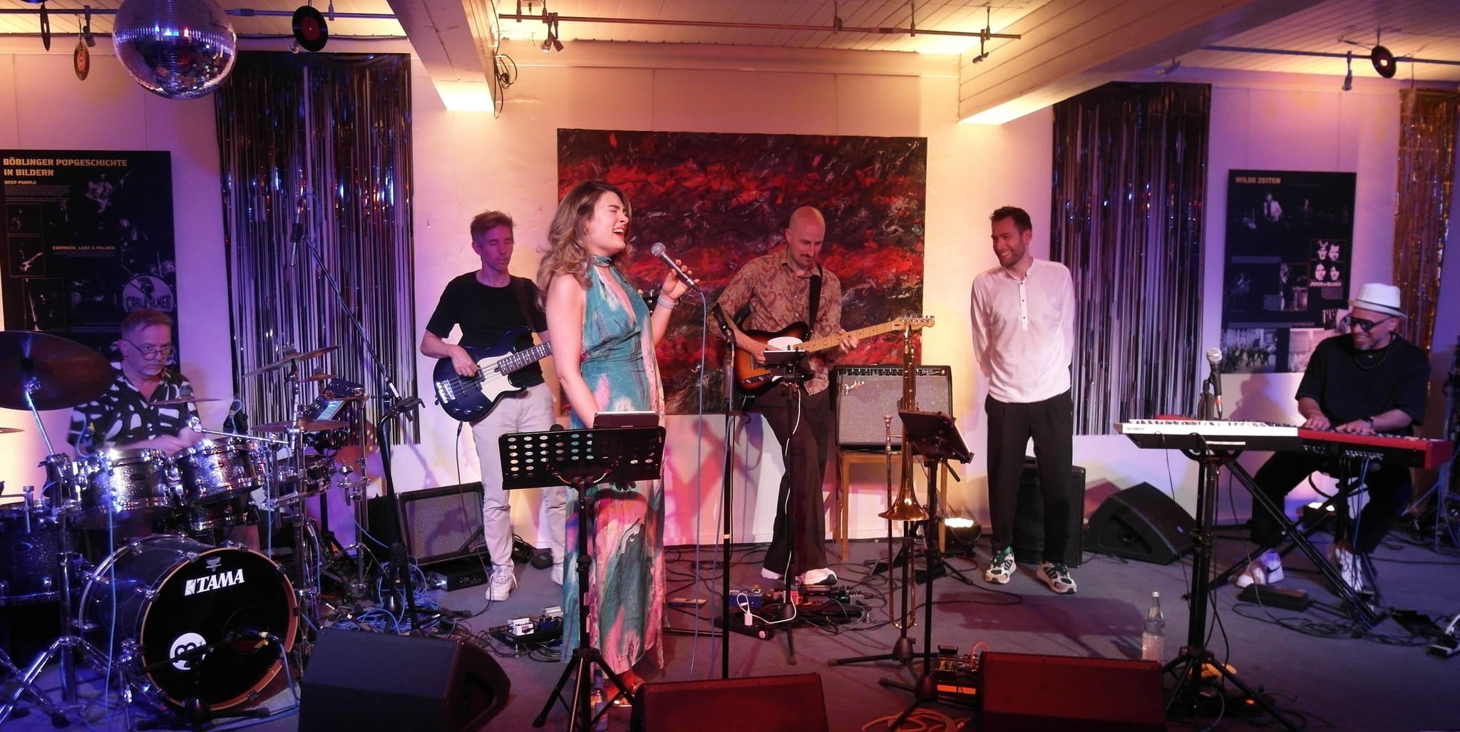 Vor allem mit den gemeinsam mit Sängerin Cemre Yilmaz präsentierten Songs hat die Stuttgarter Formation „movin‘ & groovin‘“ ihr Publikum im Böblinger Blauen Haus begeistert.