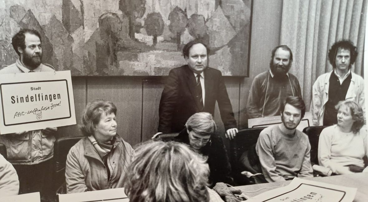 Am 24. Januar 1986 übergaben die Initiatoren des Bürgerantrags Oberbürgermeister Dr. Dieter Burger 2.420 Unterschriften. Rechts der Verfasser dieses Artikels. Bilder: Archiv