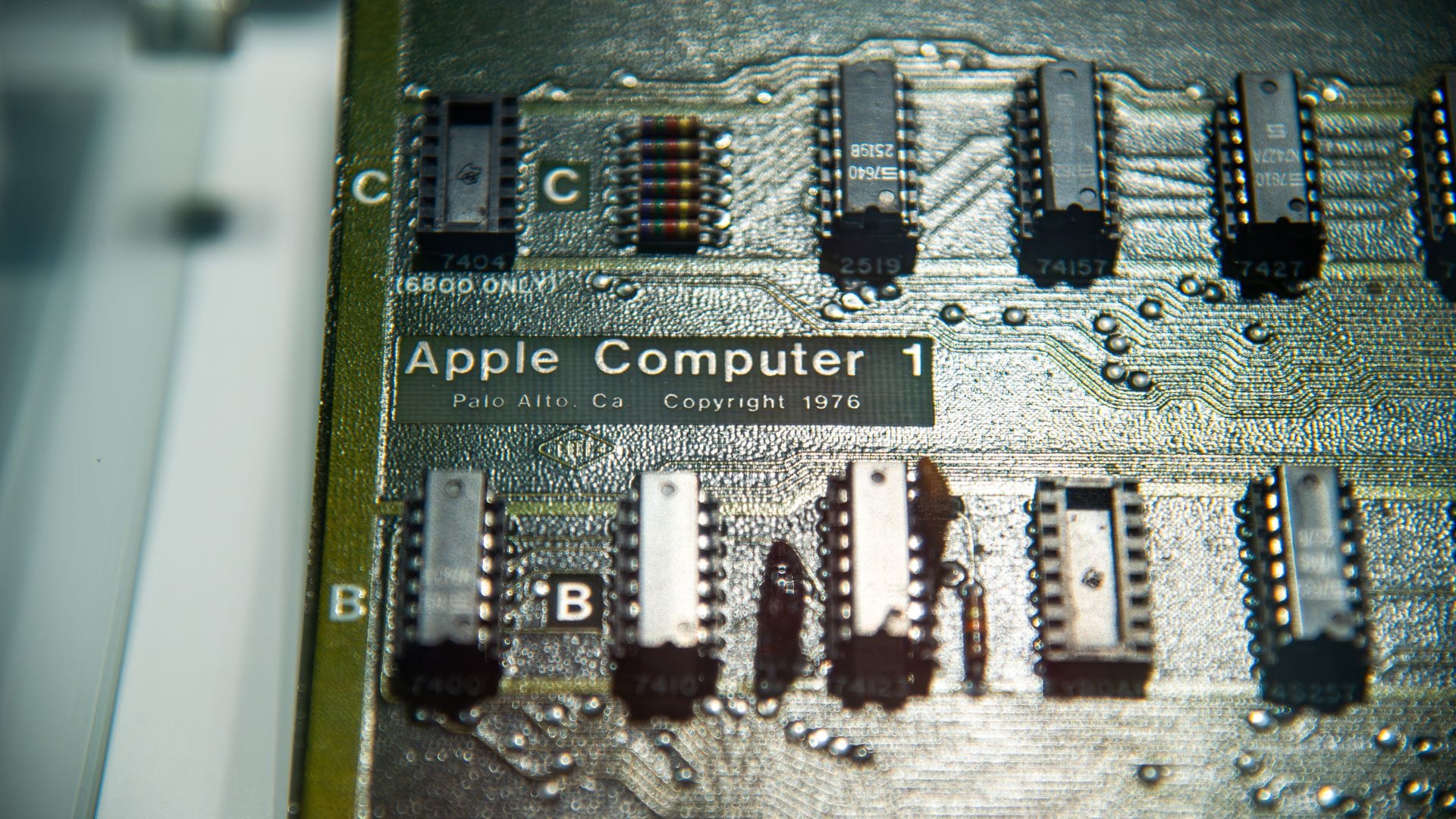 1976: Der Apple I wurde noch ohne ein Gehäuse oder eine Tastatur ausgeliefert.