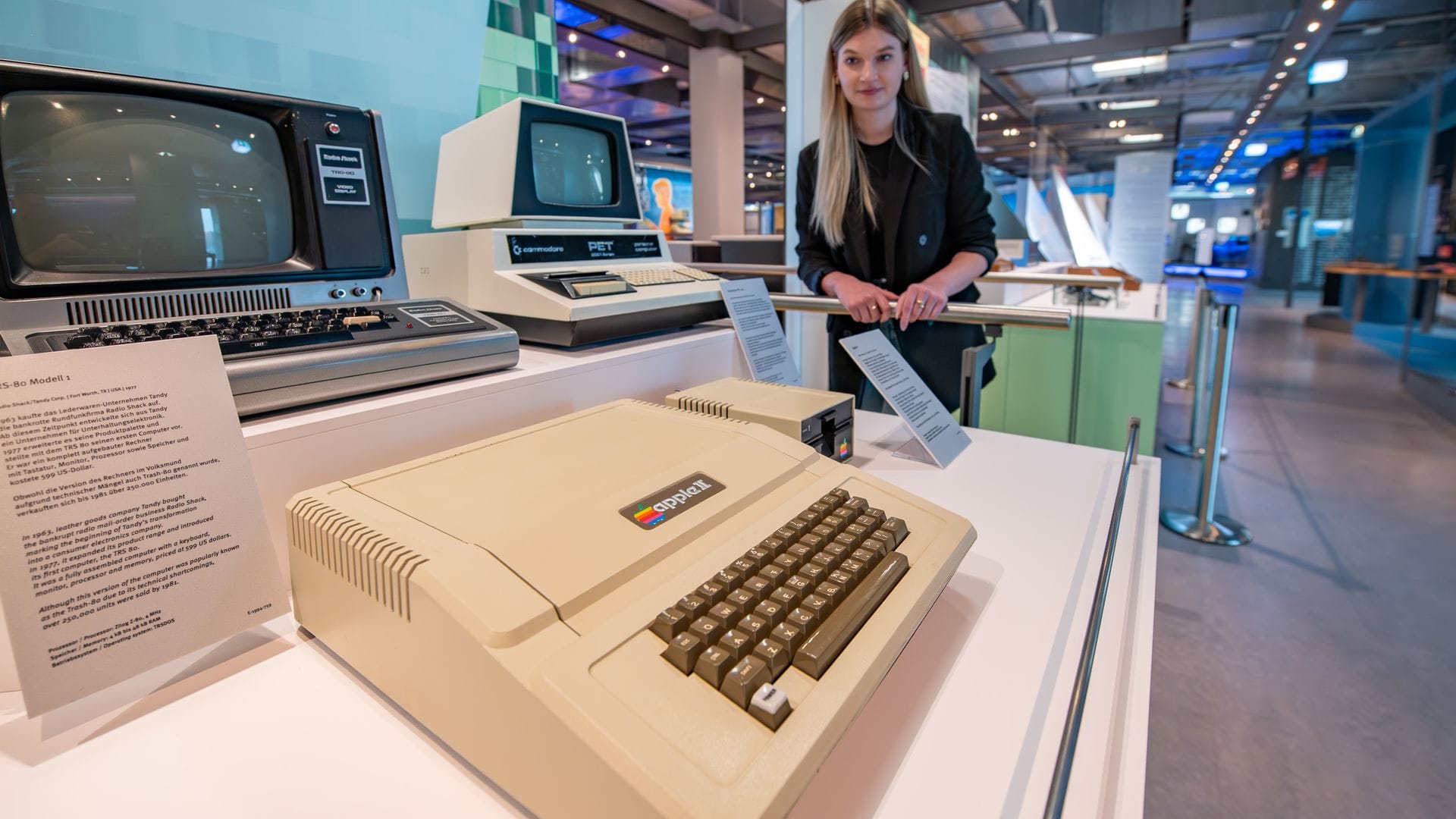 1977: Vom Apple II - dem Meisterstück von Steve Wozniak - wurden über 6 Millionen Exemplare verkauft.