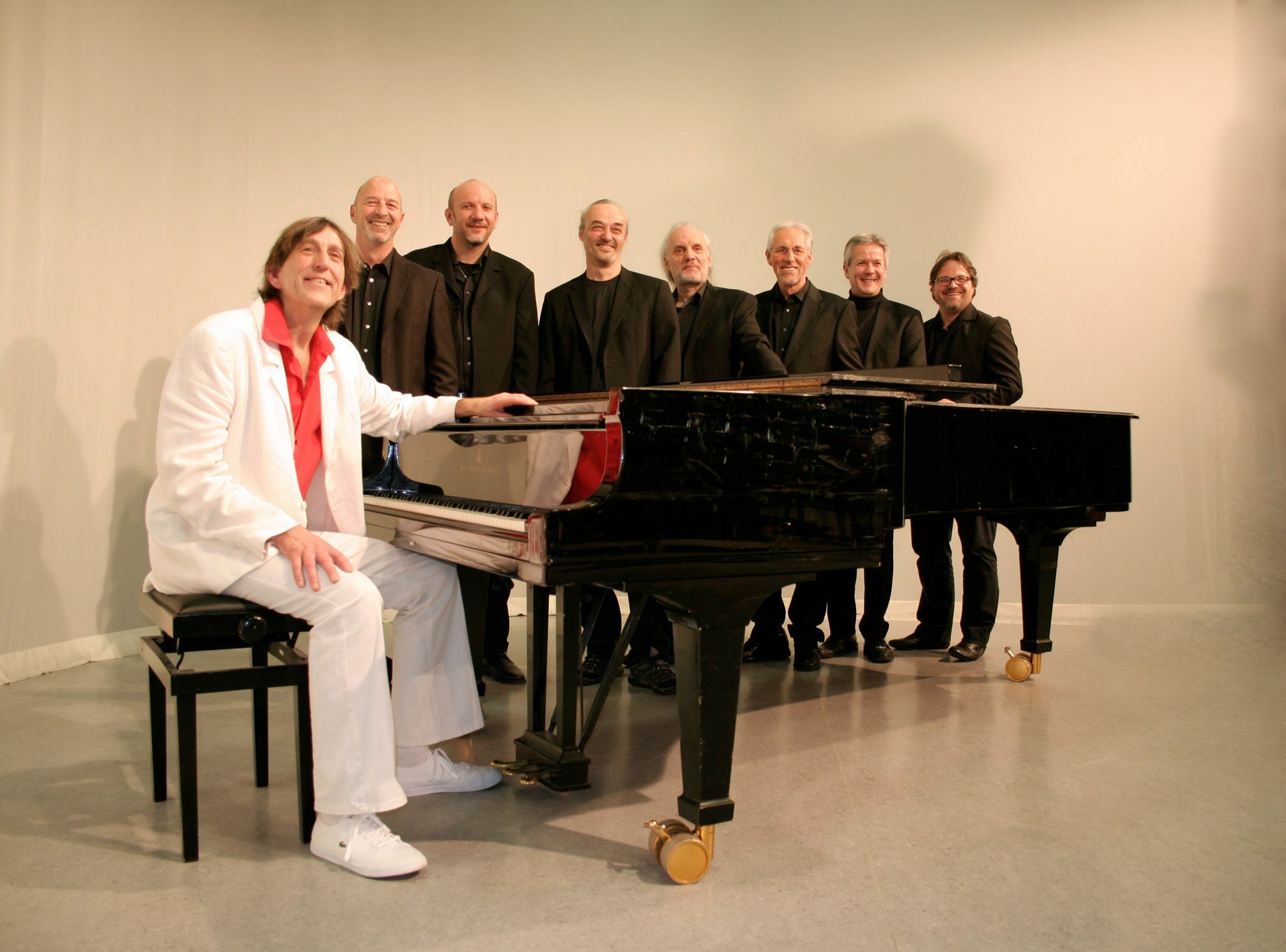 Gert Prix (links) ist mit der Udo Tribute Band am Mittwoch auf dem Sindellfinger Marktplatz zu Gast. Bild: z