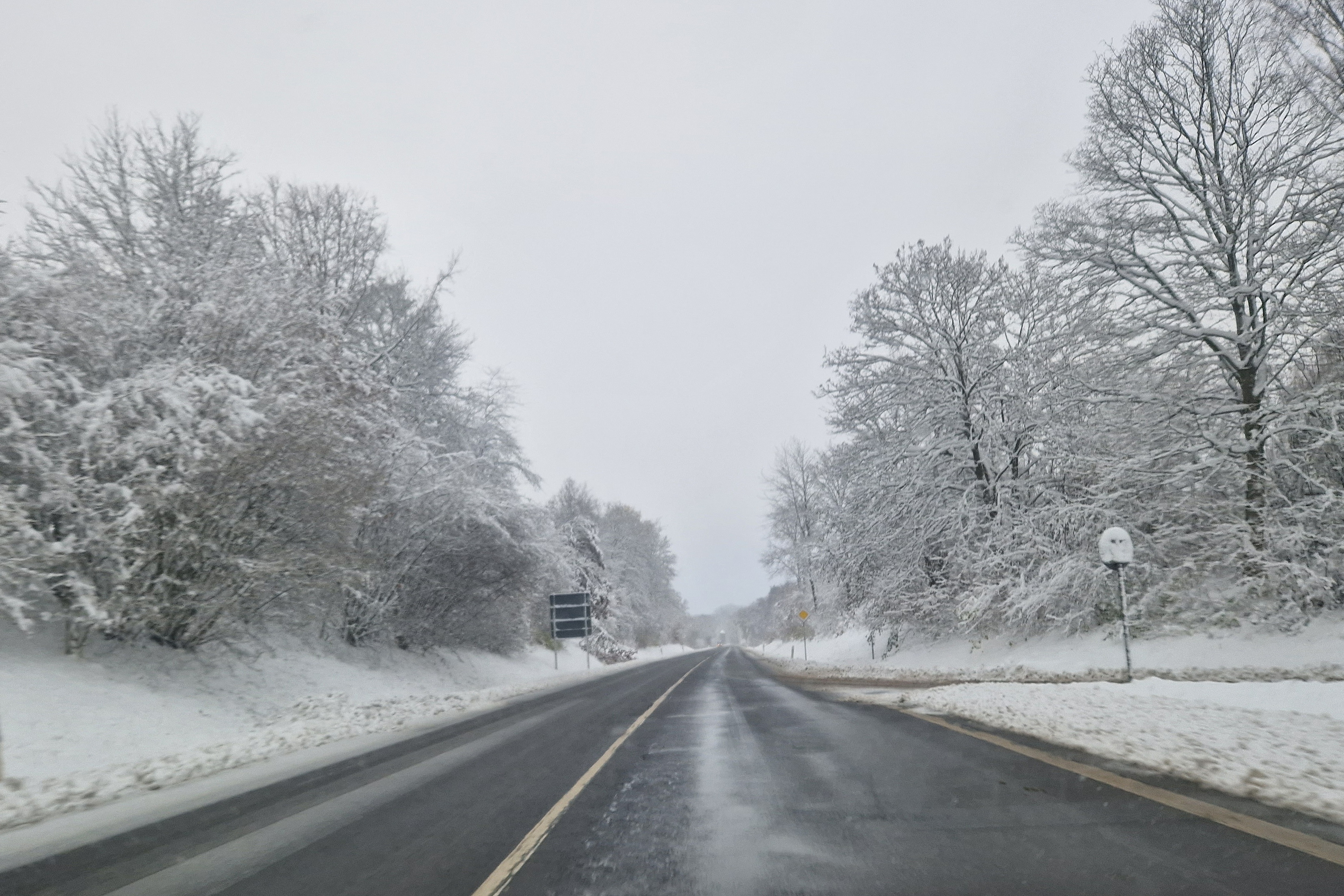 Auch auf den Straßen herrschen winterliche Bedingungen. Bild: Eibner-Pressefoto/Juergen Augst
