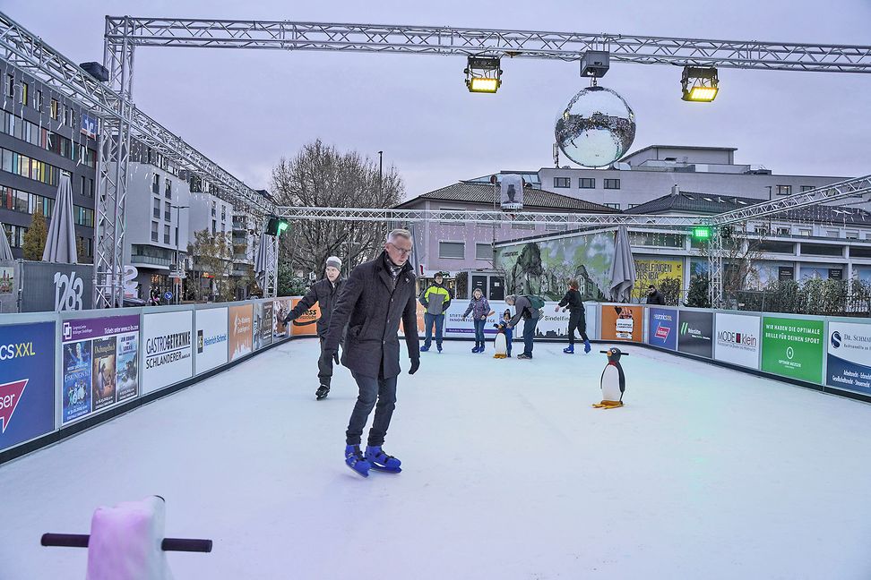 Die Eisbahn ist die neue Attraktion im winterlichen Sindelfingen. Bild: Dettenmeyer/A