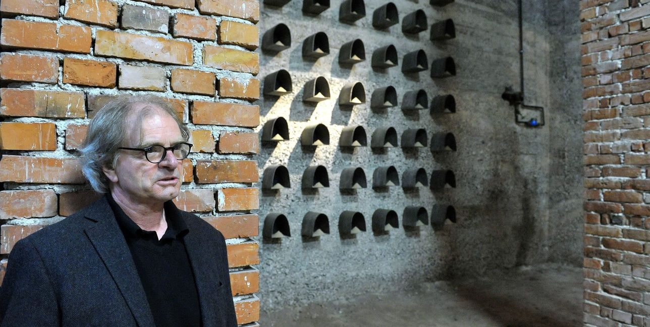 „Erinnerungsräume“ nennt Marinus van Aalst das Kunstprojekt in den Kellerräumen der Friedhofskapelle auf dem Alten Böblinger Friedhof. Der Künstler zeigt Arbeiten zur Geschichte des Zweiten Weltkriegs in Böblingen. Die Dauerausstellung der Städtischen Galerie ist zu sehen in den Monaten März bis November an jedem ersten Sonntag im Monat jeweils von 15 bis 17 Uhr. Der nächste Termin ist am Sonntag, 5. April. Siehe auch im Netz unter www.art-van-aalst.com