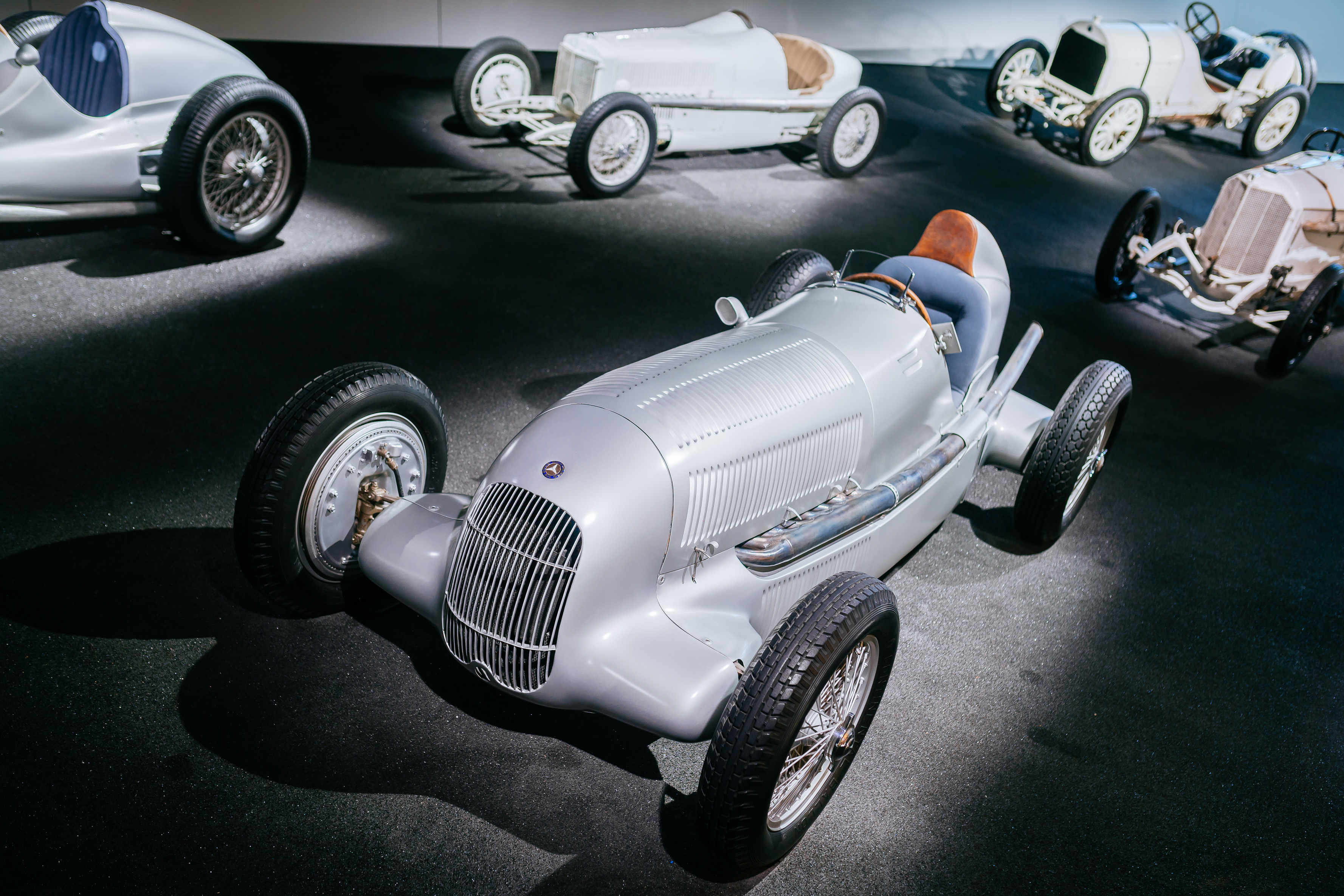 Der 750-Kilogramm-Formelrennwagen Mercedes-Benz W 25 begründet die Tradition der Silberpfeile.
