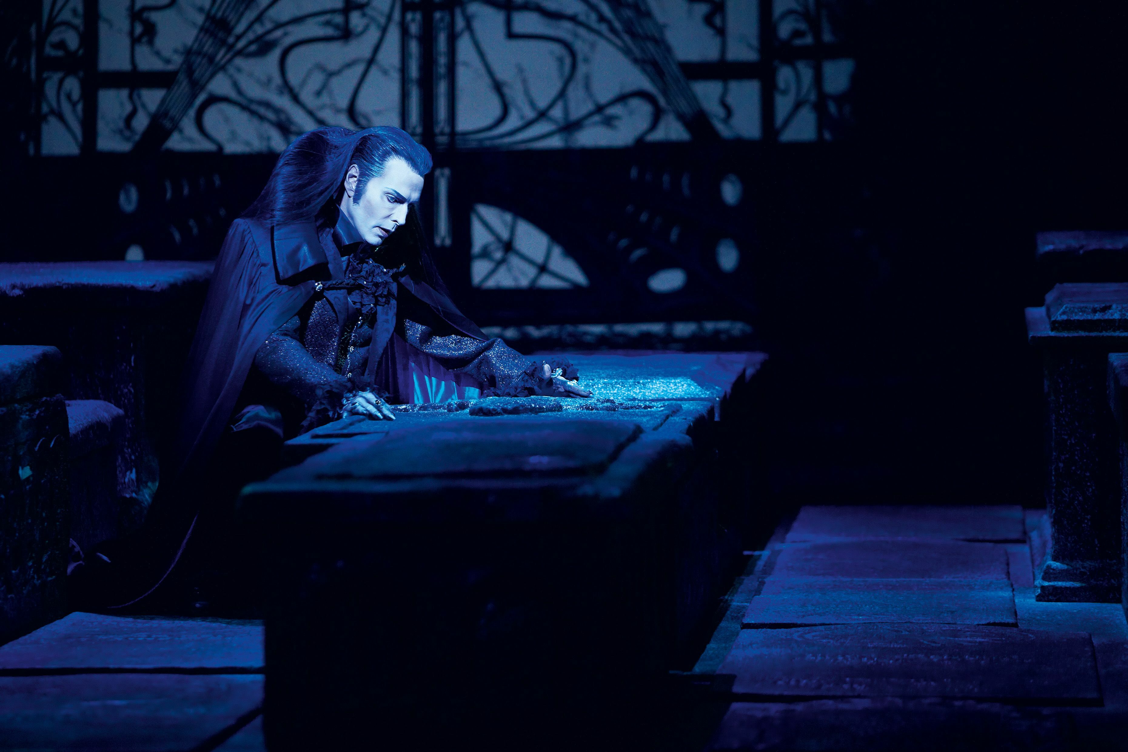 Kevin Tarte in seiner Paraderolle als Graf Krolock. Bild: Stage Entertainment