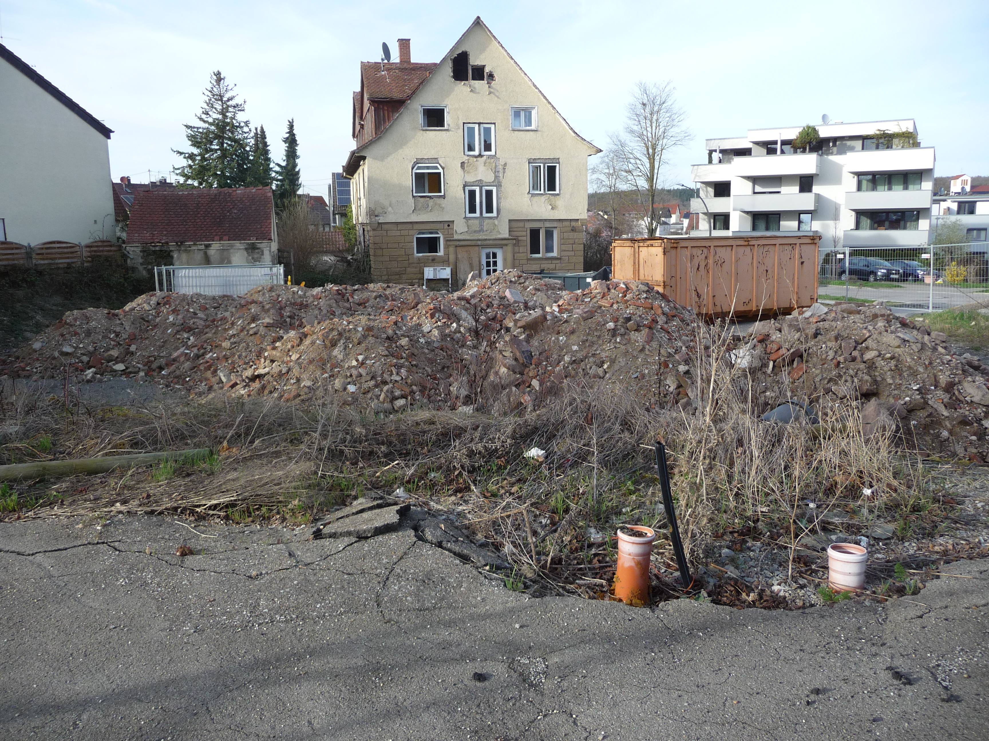 Wo einst die Bahnhofswirtschaft stand, wird seit einiger Zeit Bauschutt gelagert. Auch das Haus dahinter mit dem spitzen Giebel soll abgebrochen werden.