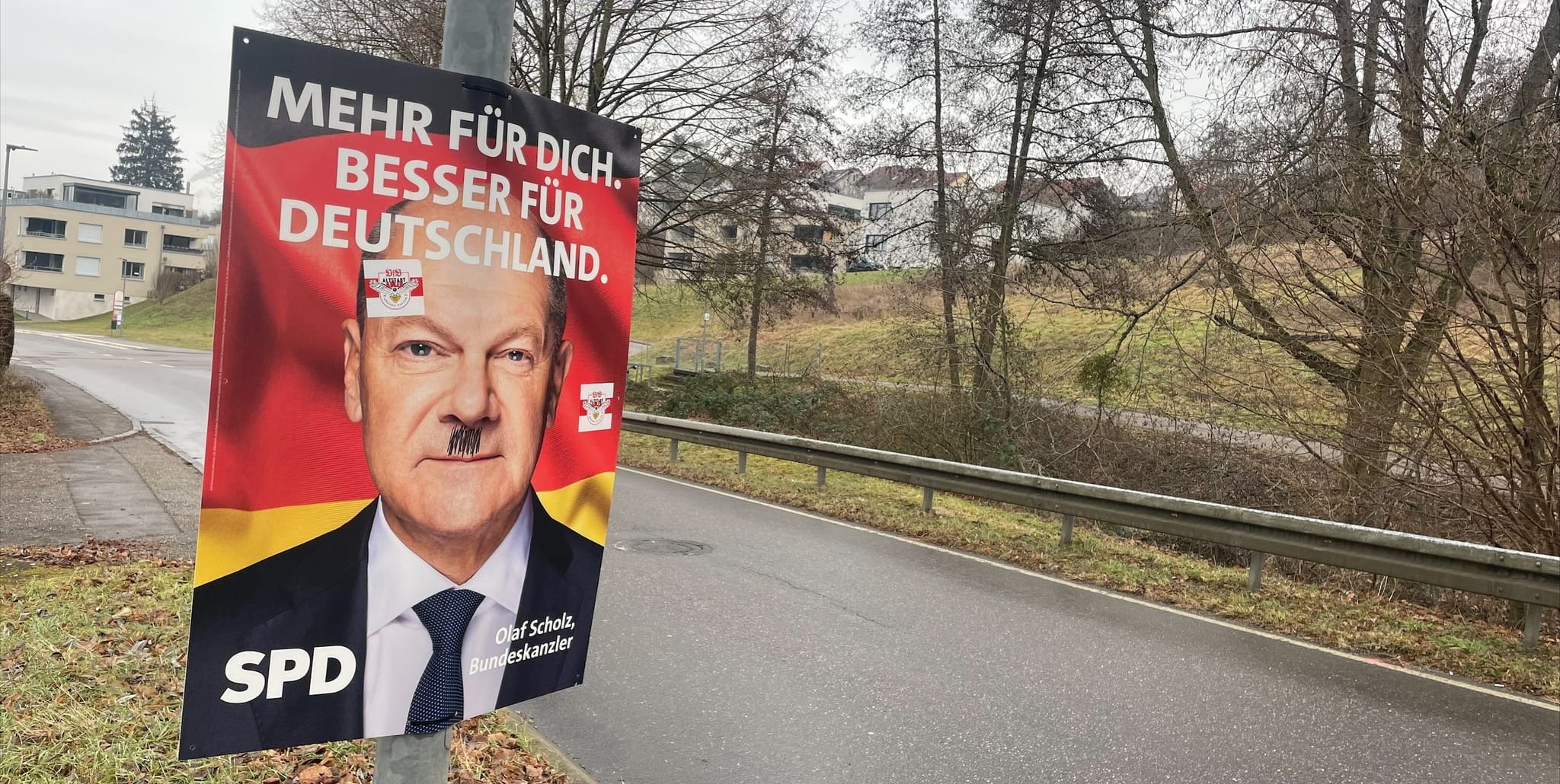 In Weissach wurde das SPD-Wahlplakat mit dem Bild von Bundeskanzler Olaf Scholz durch einen aufgemalten Bart beschädigt.