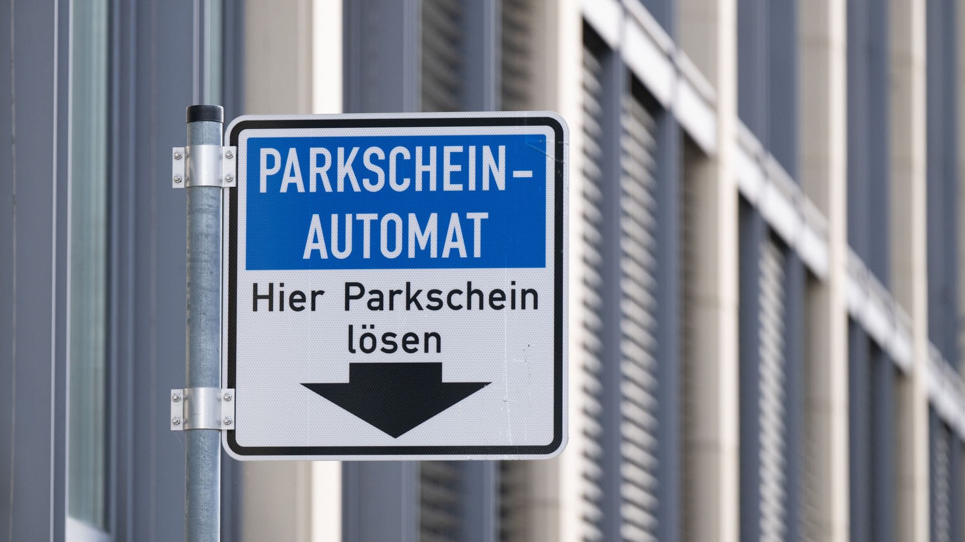 Die falschen QR-Codes werden auf Parkscheinautomaten geklebt. (Symbolbild)