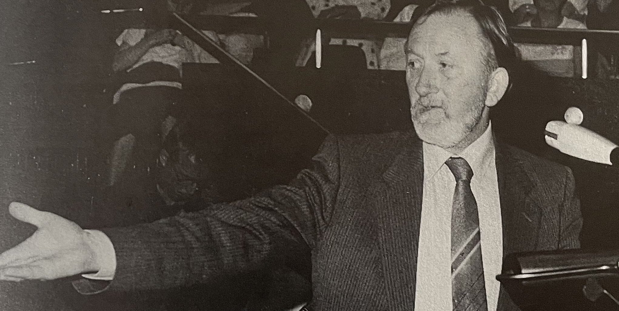 Tom Fitzsimons bei einer Rede im Sindelfinger Gemeinderat. 
Bild: Stadtarchiv aus Sindelfinger Jahrbuch 89/90