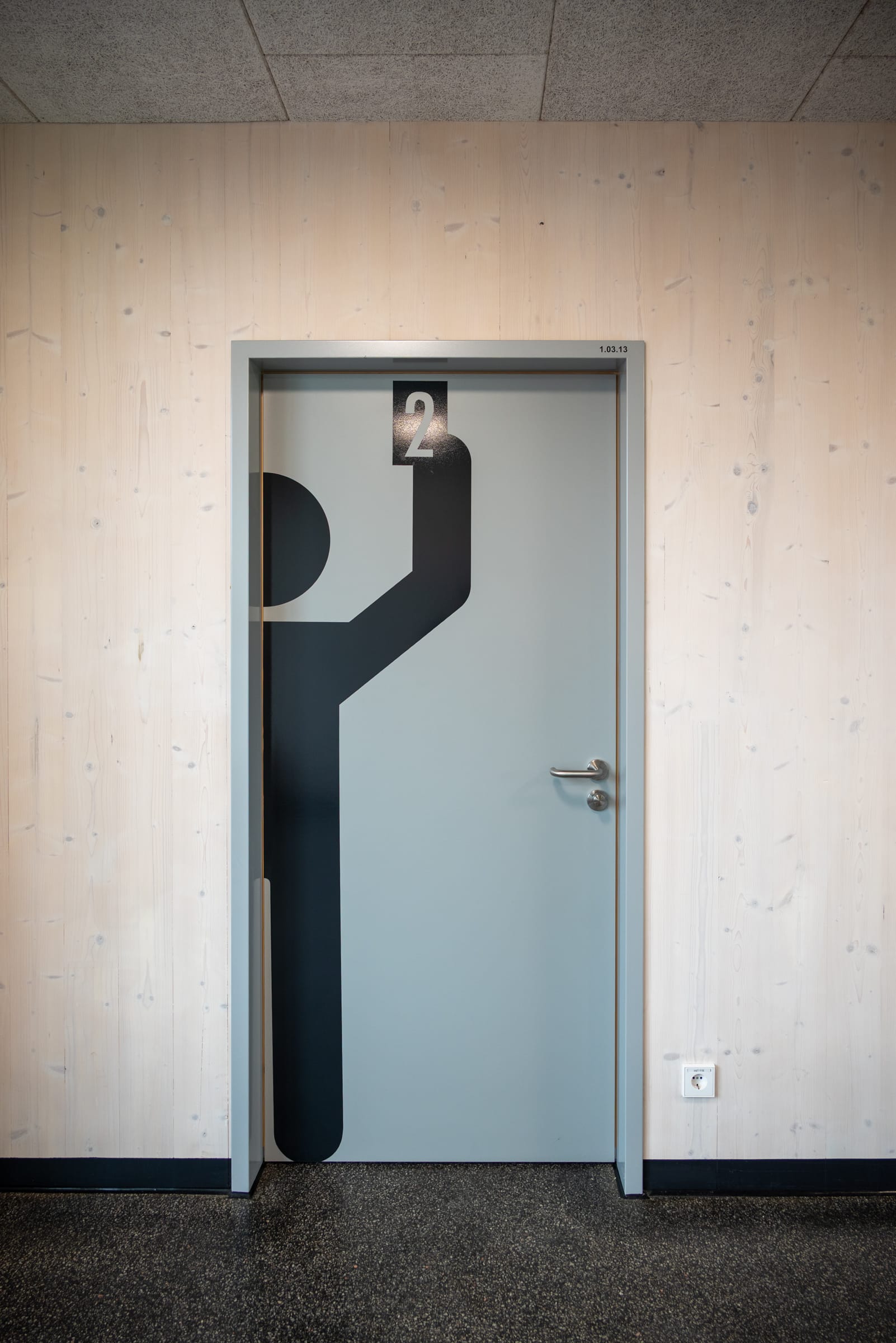 Großformatige Piktogramme zeigen geben den Nutzern ihrejeweiligen Räume. Dazu gehören drei Schiedsrichterkabinen wie diese, ausgestattet mit Tisch, Stuhl und sanitären Anlagen.