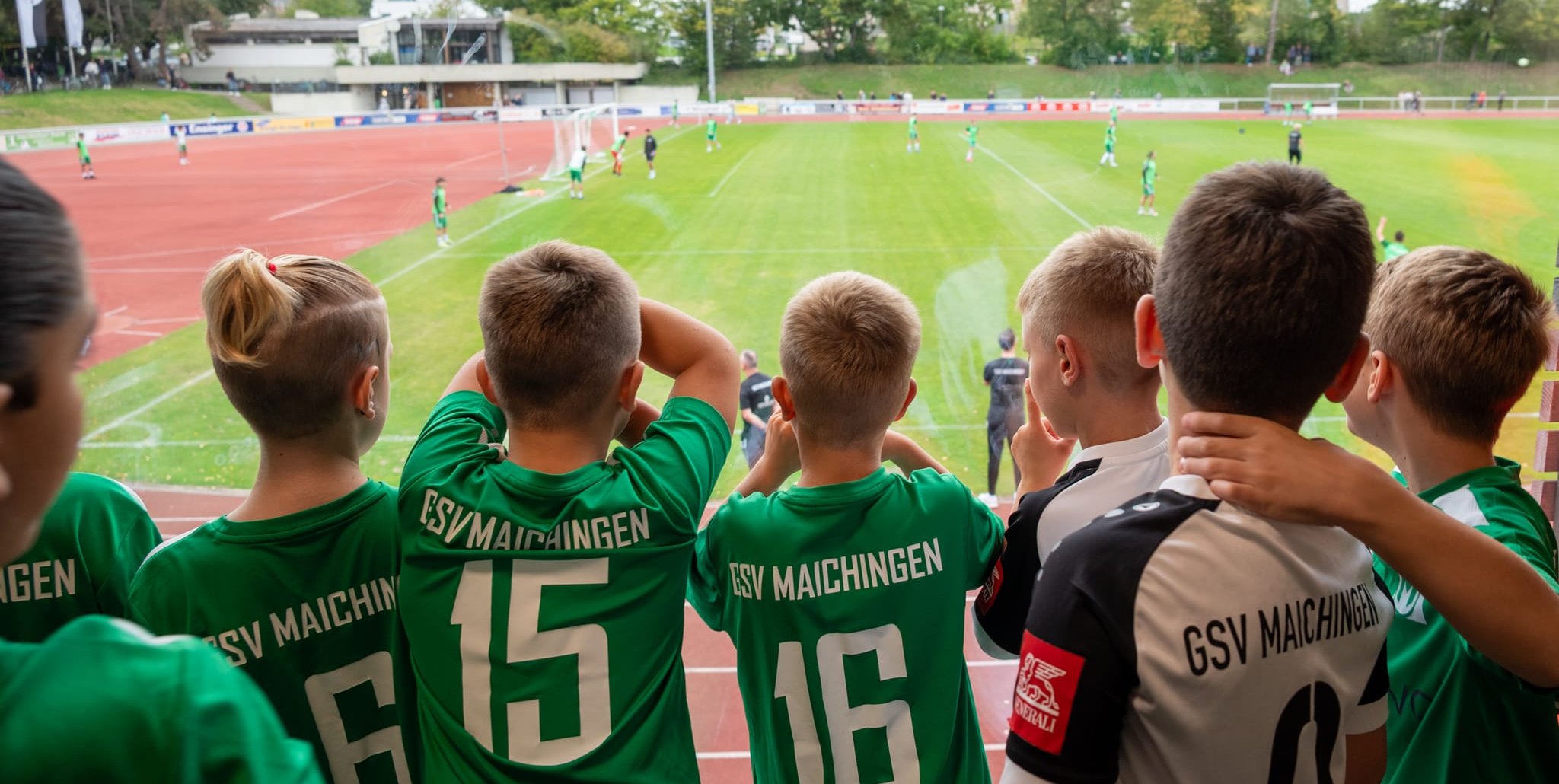 Bodentiefe Fenster im Funktionsgebäude bieten freie Sicht auf das Stadion.