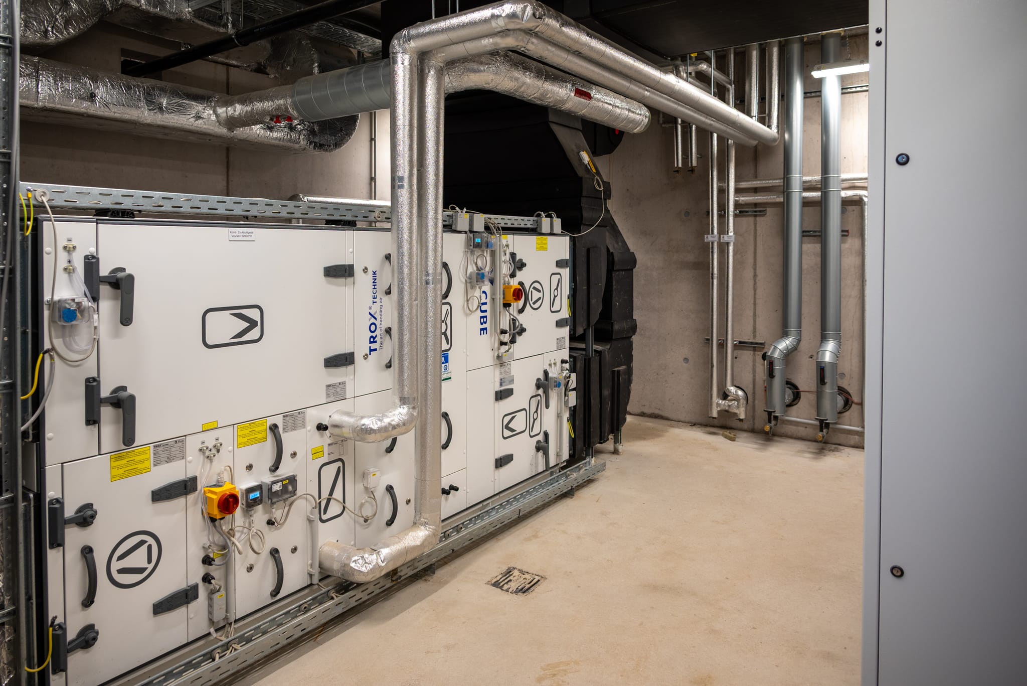 Die Lüftungszentrale sorgt gemeinsam mit der Heizungsanlage, bestehend aus einer Solaranlage und Fernwärme, für das richtige Klima im Gebäude.