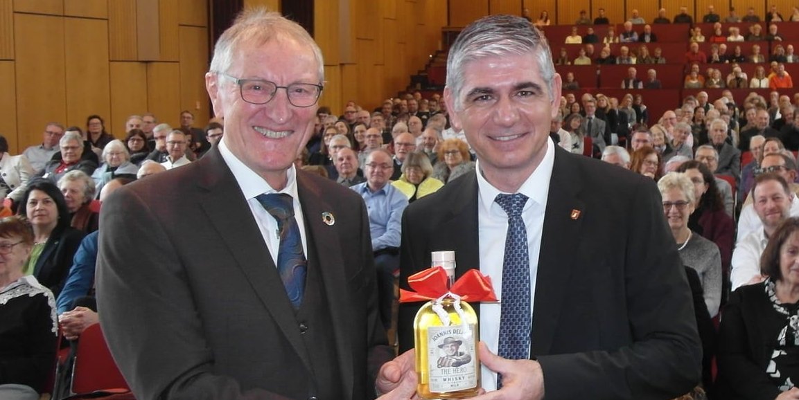 Landrat Roland Bernhard (links) gratuliert beim Neujahrsempfang in der Holzgerlinger Stadthalle vor rund 650 Gästen Bürgermeister Ioannis Delakos zur Wiederwahl für die zweite Amtszeit.