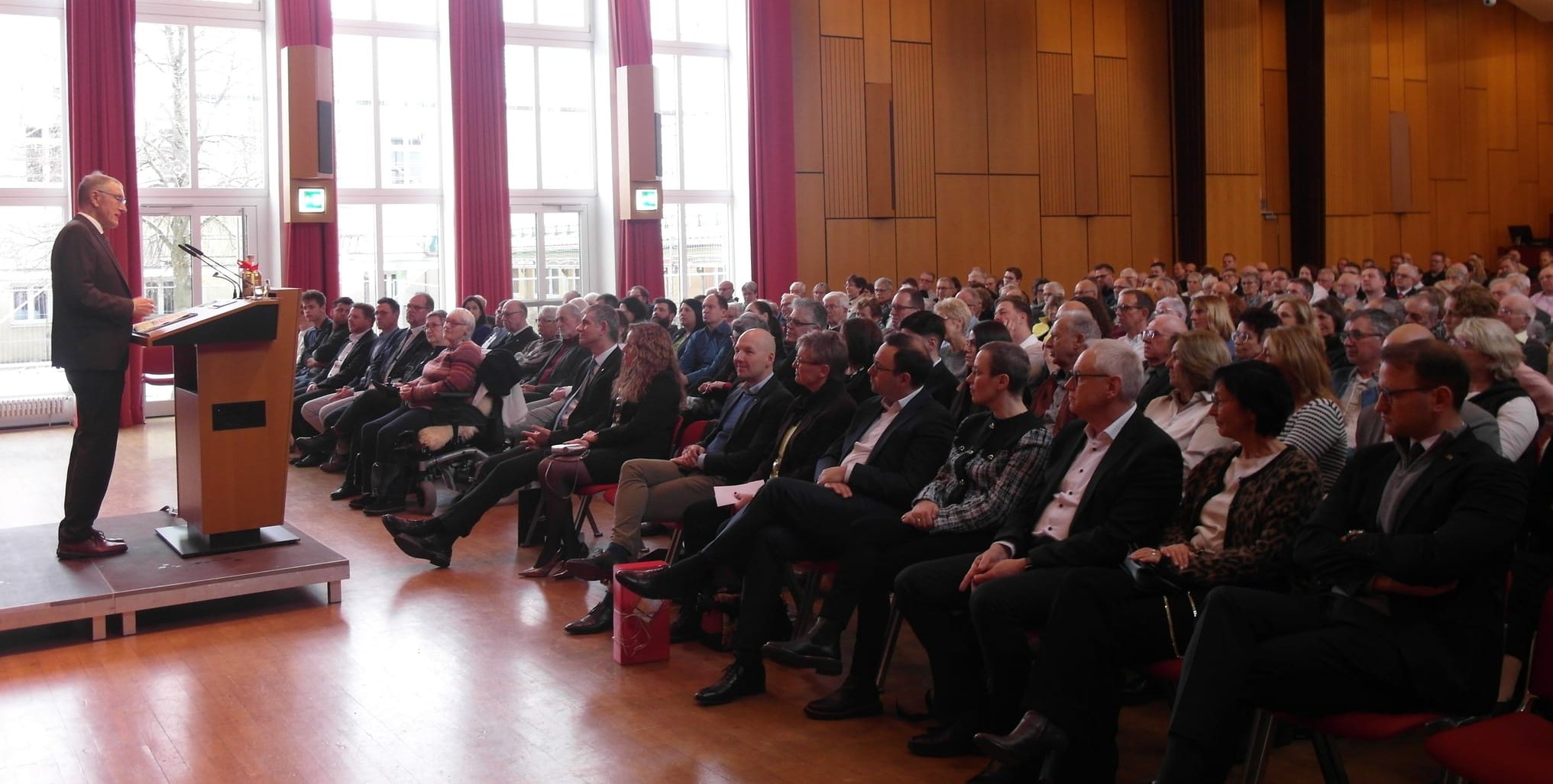 Landrat Roland Bernhard spricht vor rund 650 Gästen in der Holzgerlinger Stadthalle.