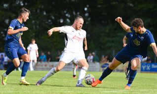 Im Hinspiel auf dem Eichelberg setzt sich der Sindelfinger Tobias Kubitsch gegen die Darmsheimer Manuel Deichsel (links) und Lukas Völler durch. Der VfL siegte mit 4:2.  Bild: Eibner