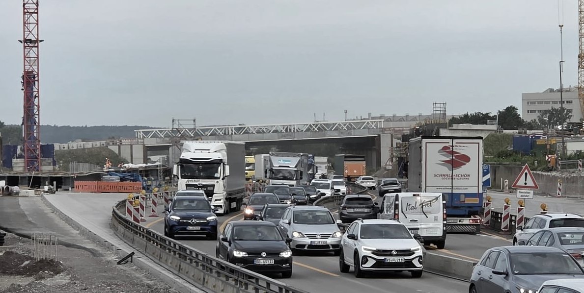 Hier führt die Autobahn unter der aktuellen Behelfsbrücke hindurch.