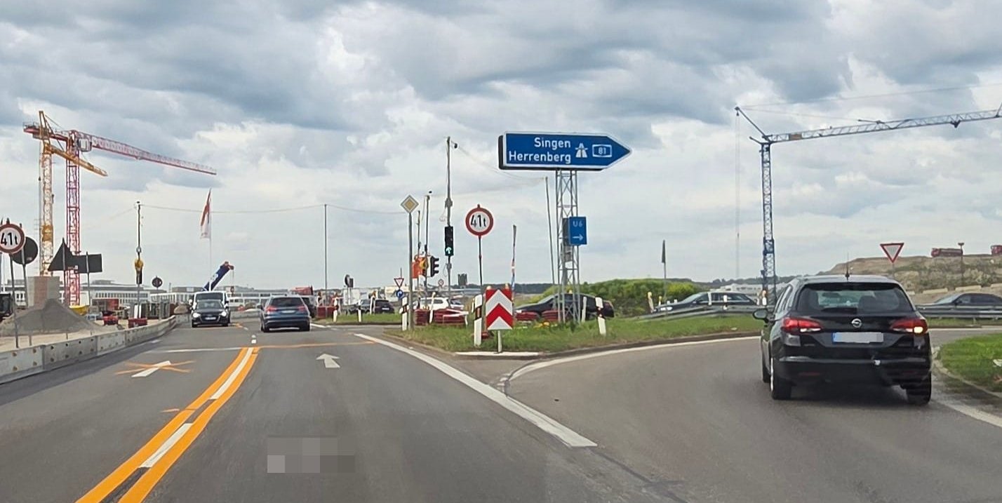 Geradeaus geht es hier auf die aktuelle Behelfsbrücke. Diese soll im Spätsommer durch die neue Brücke ersetzt werden, die Sindelfingen mit Böblingen verbindet.