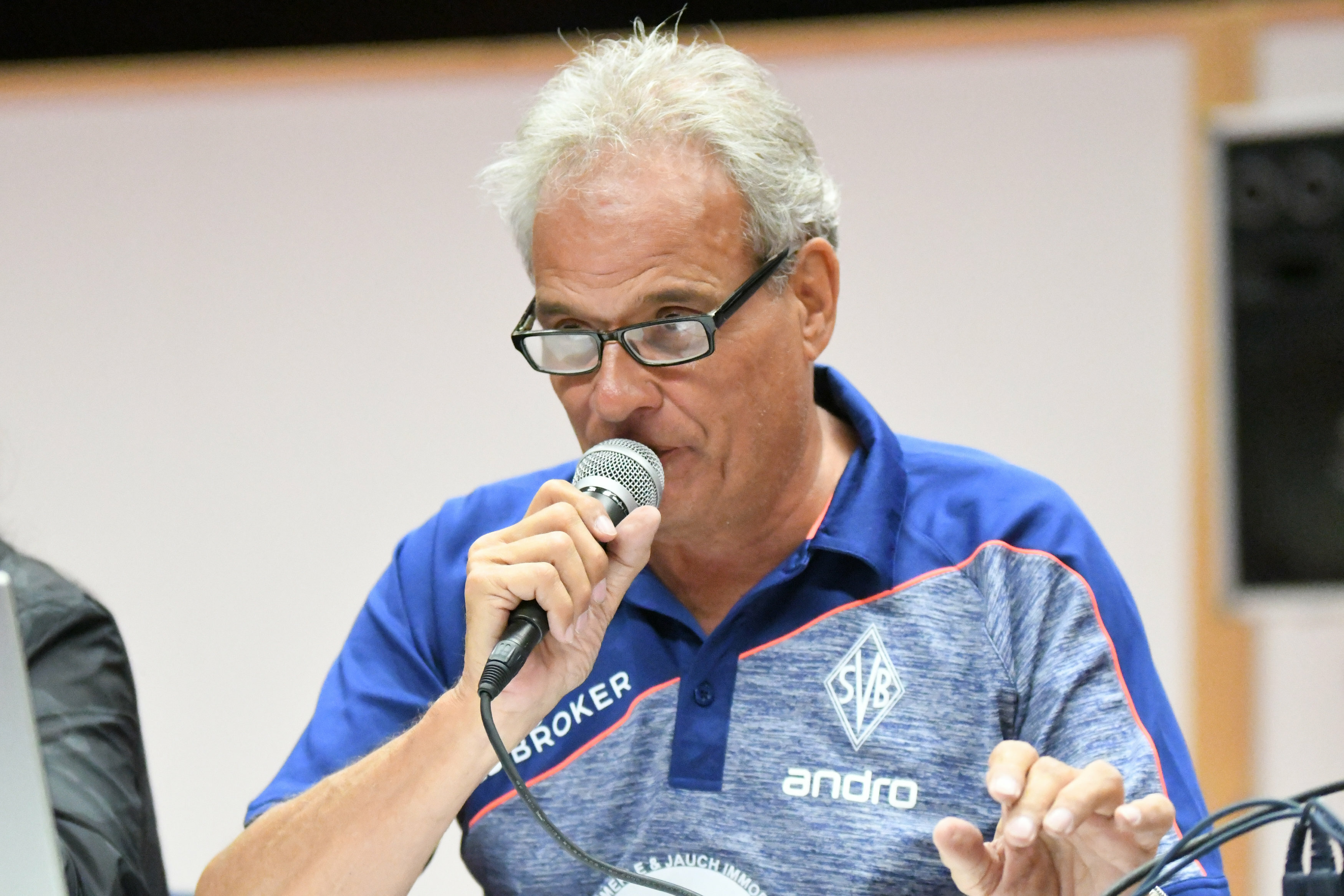 Frank Tartsch half auch bei den Heimspielen der Böblinger Bundesligaspielerinnen als Hallensprecher aus. Bild. photostampe/A