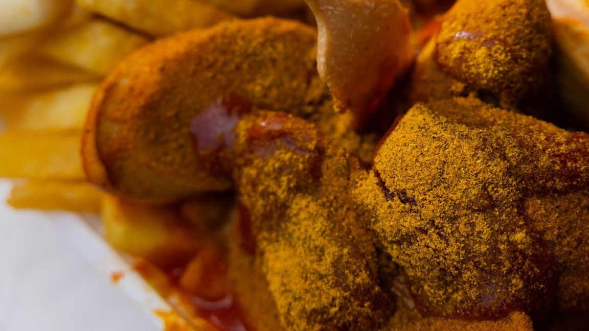 Wurst, Tomatensauce, englisches Curry: In "Peter Pomm's Pusztetten-Stube" wird Currywurst immer noch genauso zubereitet wie vor fast 90 Jahren.