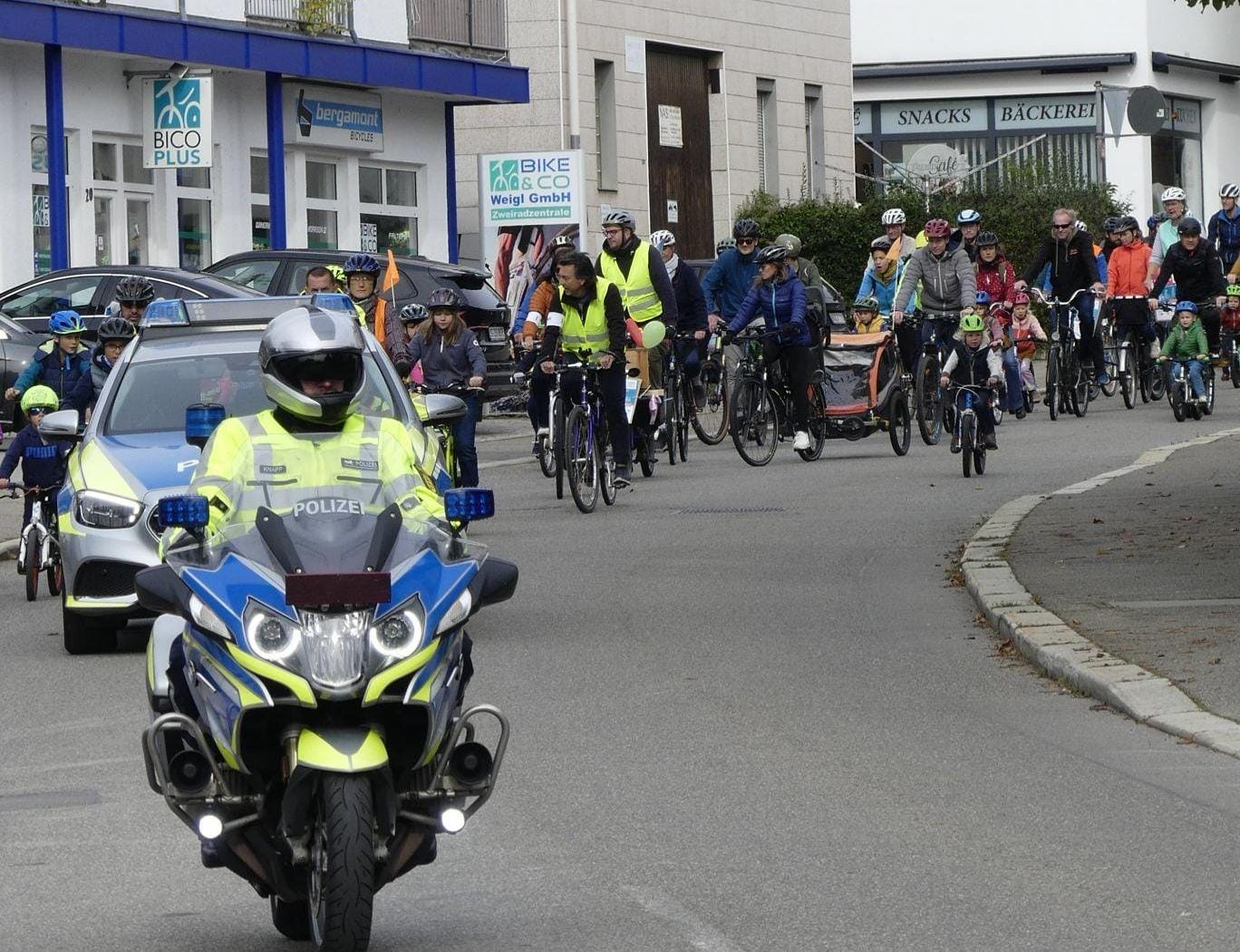 Die Polizei begleitete die 160  Radfahrer bei ihrer Tour vom Marktplatz bis zum Sommerhofenpark.