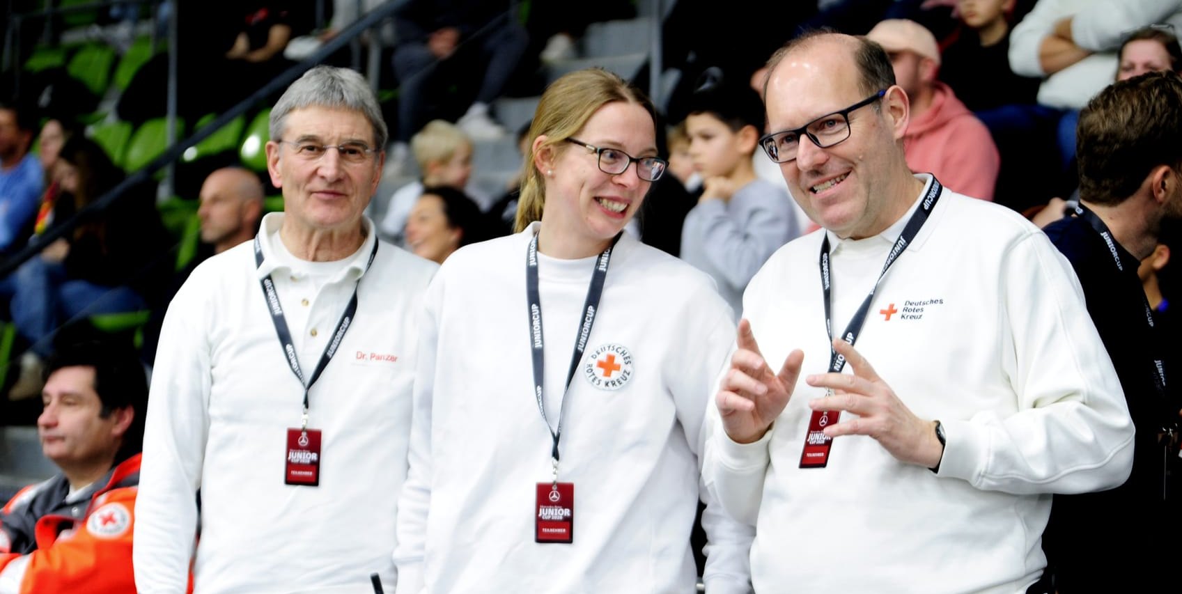 Die Rolle als Sanitäter ist für Sindelfingens langjährigen Oberbürgermeister Dr. Bernd Vöhringer (rechts) nicht ungewohnt. Das Foto zeigt ihn mit DRK- Einsatzleiterin Judith Lindner und  Arzt Wolfram Panzer.