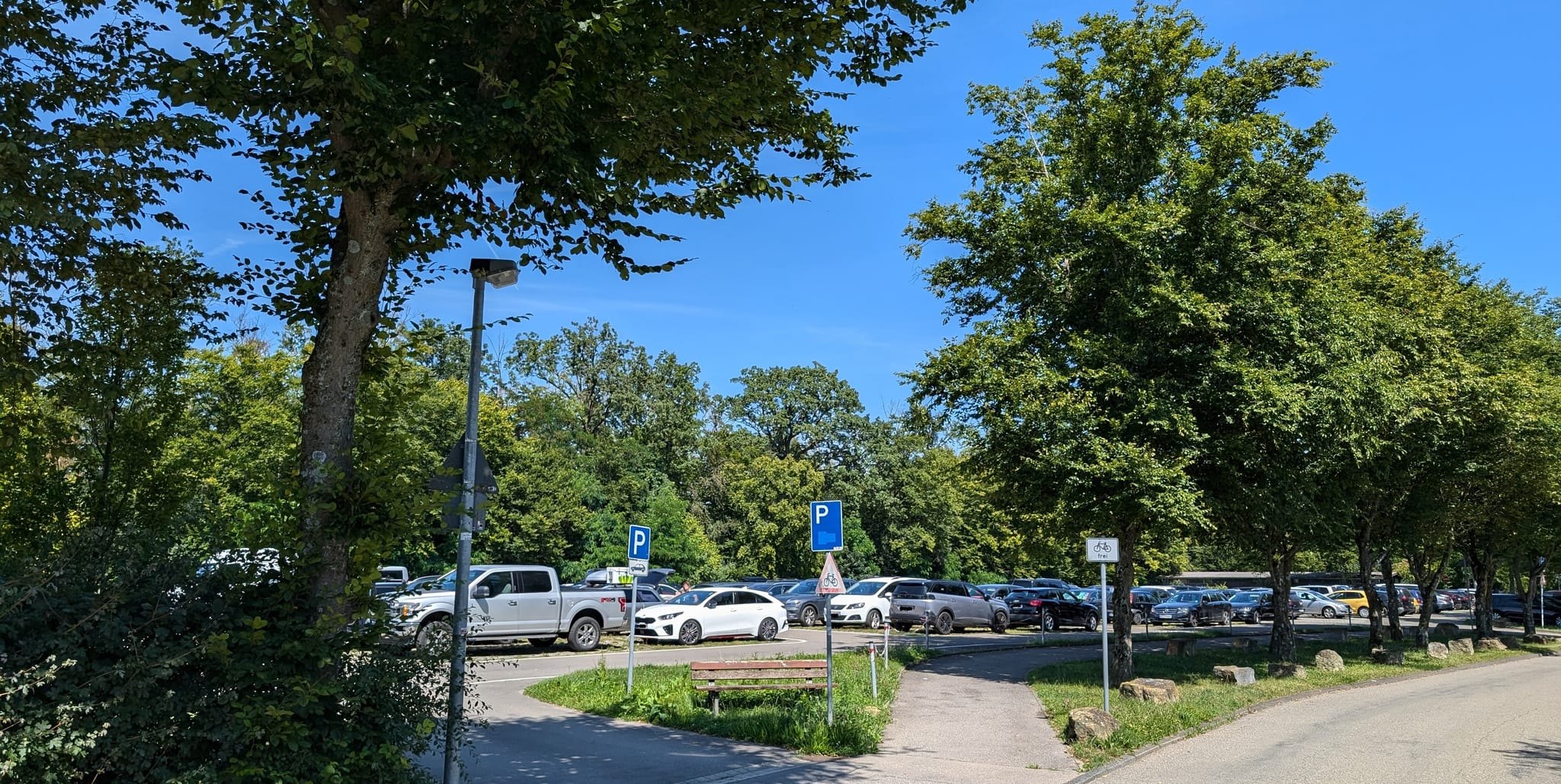 An heißen Sommertagen ist der Parkplatz des Waldfreibades von Autos von Besuchern meist gefüllt. In den Wintermonaten bietet er Raum für 48 Stellplätze für Wohnmobile und Wohnwagen.