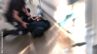 Auch bei einer Festnahme durch die Polizei kann noch allerlei Überraschendes passieren.
