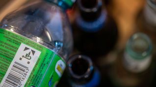 Sein Pfandflaschen-Geld spendete ein Obdachloser an ein Frauenhilfswerk. (Symbolfoto)