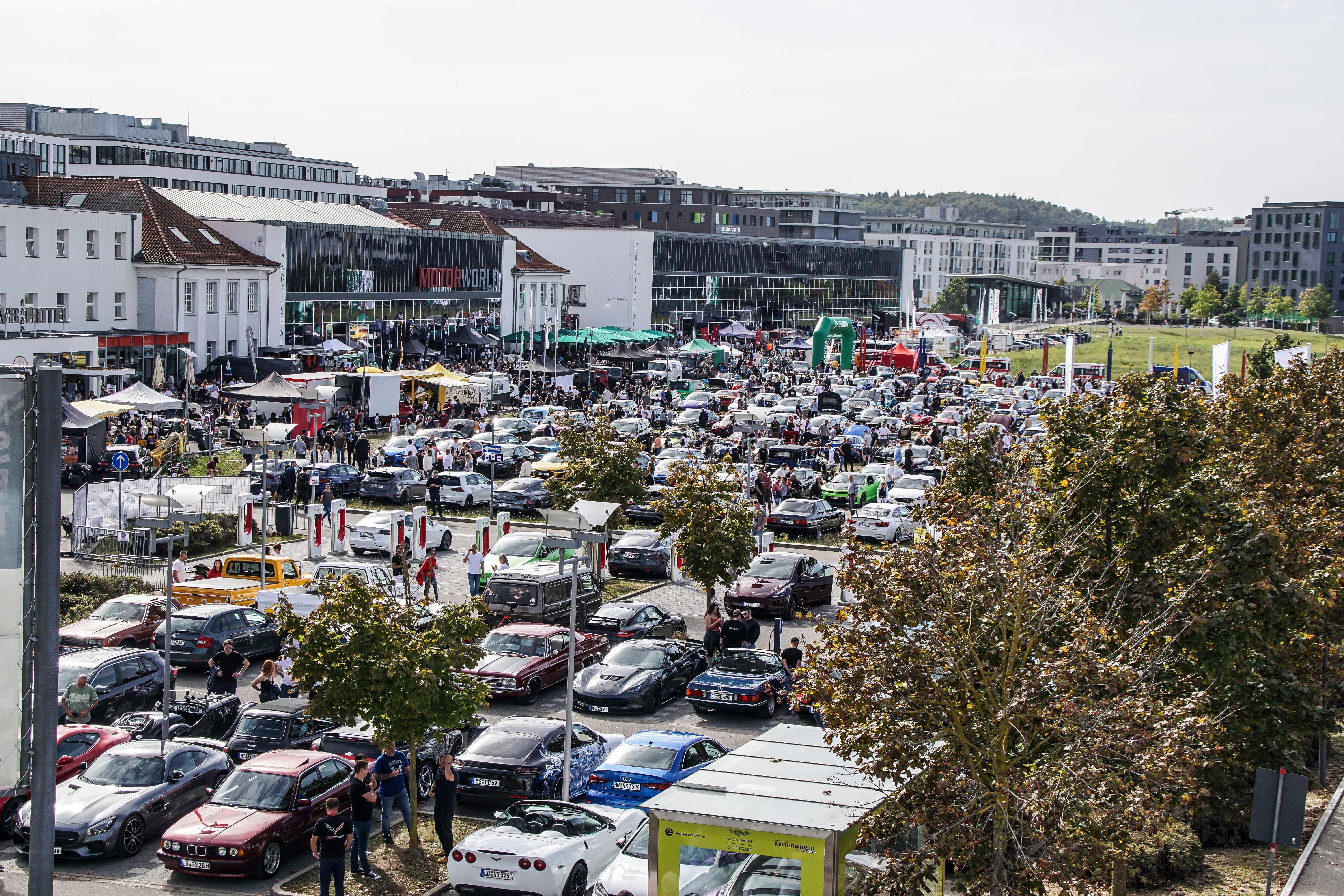 Insgesamt reisten rund 1800 Autos zum Abschluss der Saison an. Bild: Dettenmeyer