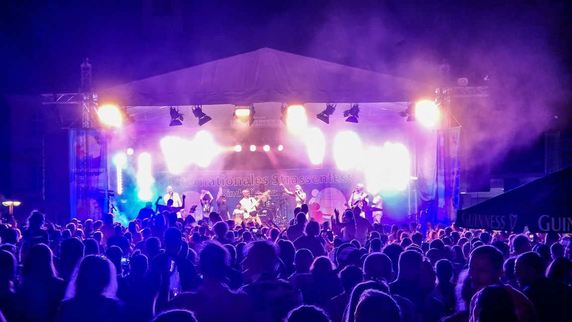 Beste Stimmung am Samstagabend mit der Band "Breaze" auf dem Marktplatz. Bild: Dettenmeyer