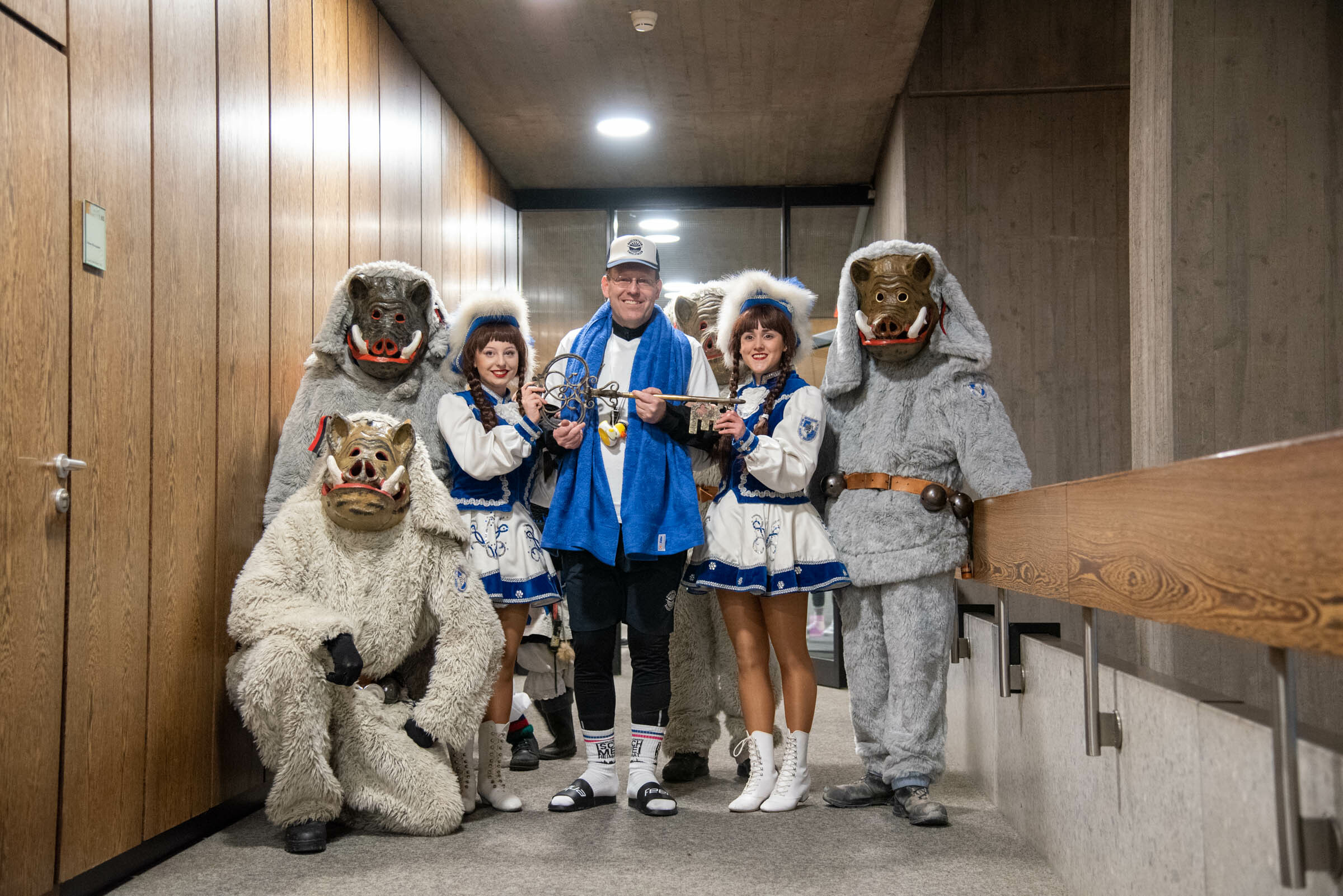 Die Gesellschaft Blau-Weiß, Gardemädchen und die Brunnensäu mit OB Vöhringer als Oberbademeister beim Sindelfinger Rathaussturm.    Bild: Nüßle