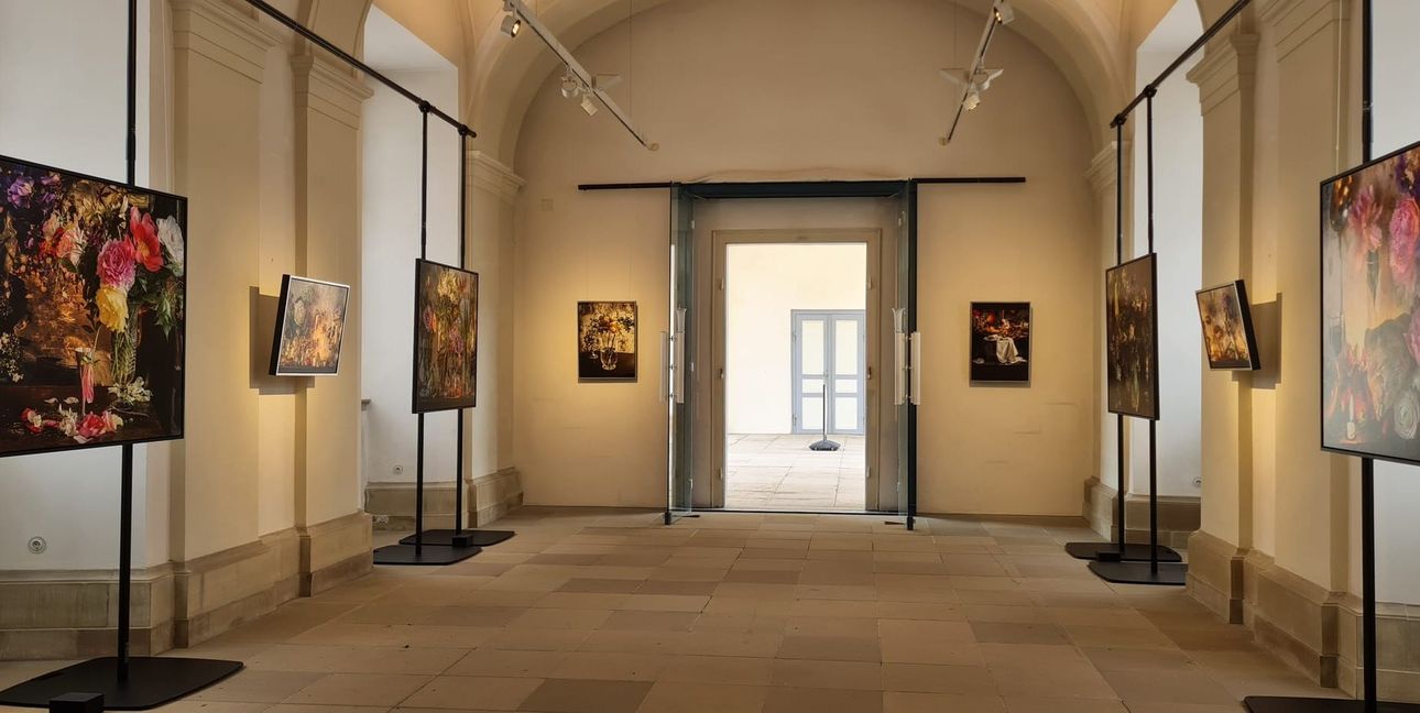Die Galerie Schlichtenmaier präsentiert bei den Ludwigsburger Schlossfestspielen die Künstlerin Vera Mercer mit teils wie gemalt wirkenden Fotografien.