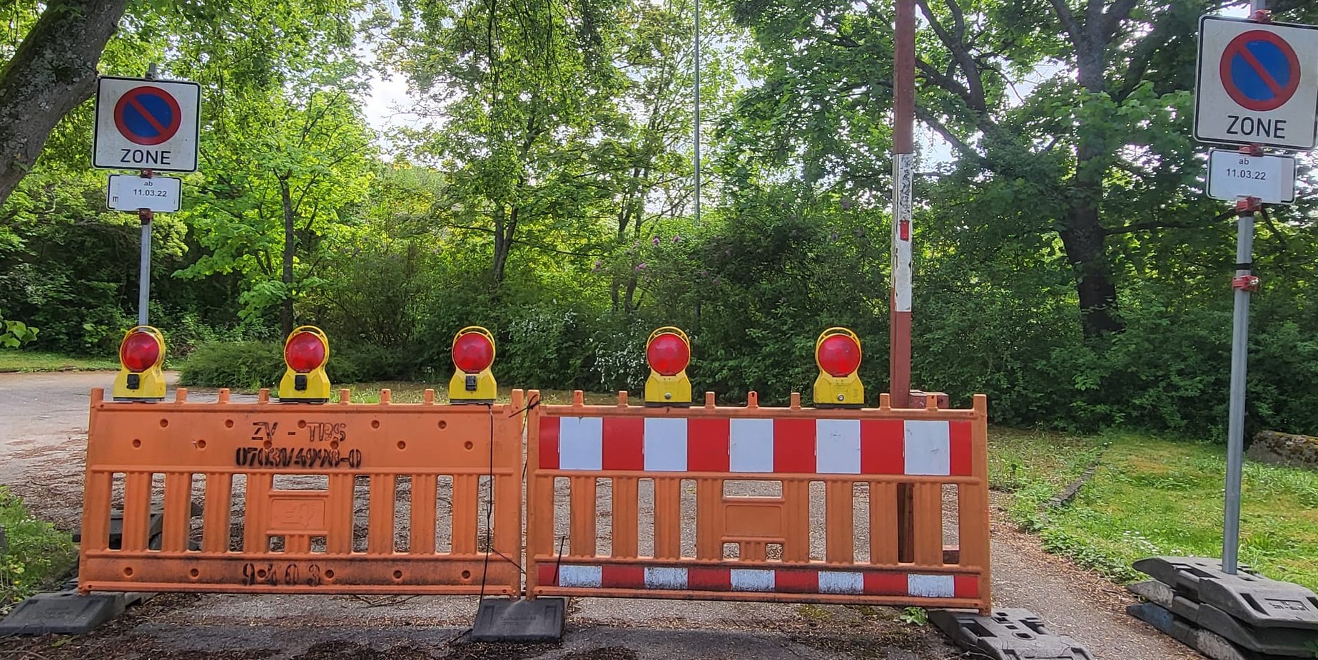 Die Parkflächen an der Eschenriedschule sind abgesperrt.