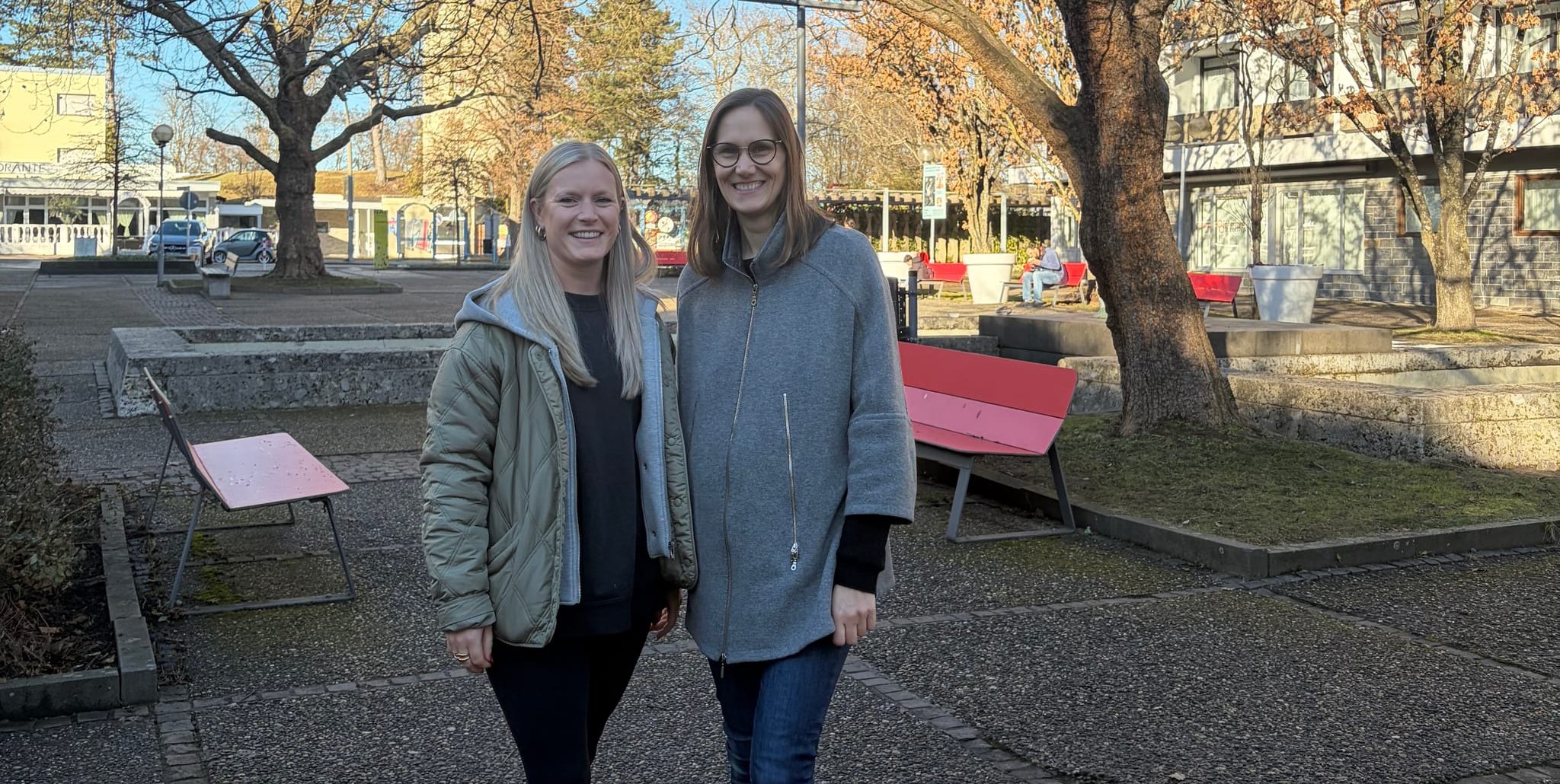 Die Quartiersarbeiterinnen Anna Schumacher (links) und Ronja Schmors setzen sich für mehr Miteinander im Stadtteil ein.